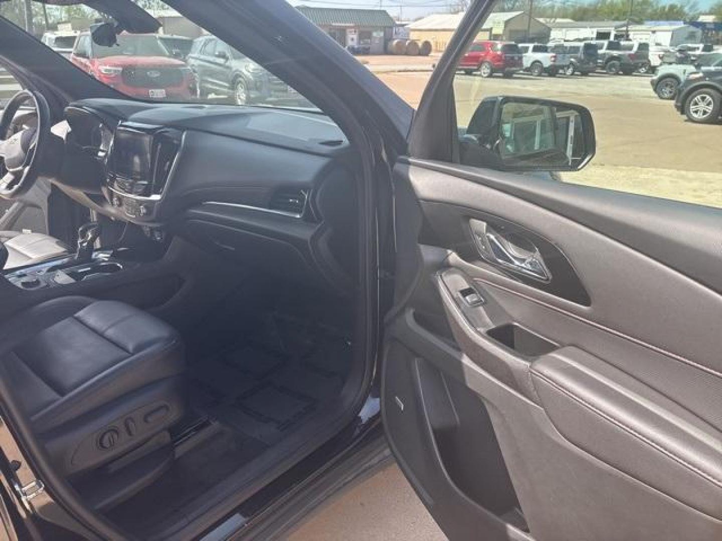 2022 Mosaic Black Metallic /Jet Black/Spice Red Chevrolet Traverse RS (1GNERJKW1NJ) with an 3.6L V6 SIDI VVT engine, Automatic transmission, located at 1105 E Mulberry, Kaufman, TX, 75142, (972) 962-2151, 32.589550, -96.300926 - Mosaic Black Metallic 2022 Chevrolet Traverse 4D Sport Utility RS FWD 9-Speed Automatic 3.6L V6 SIDI VVT Priced below KBB Fair Purchase Price!<br><br><br>18/27 City/Highway MPG<br><br><br>Please call Paul Murrey Ford Inc. In Kaufman Texas A Family Dealership Since 1952 Serving the Dallas Fort Worth - Photo#11