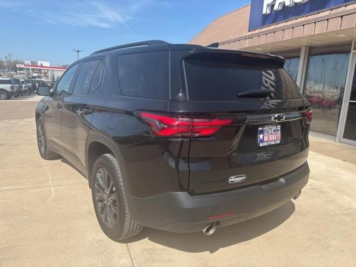 2022 Mosaic Black Metallic /Jet Black/Spice Red Chevrolet Traverse RS (1GNERJKW1NJ) with an 3.6L V6 SIDI VVT engine, Automatic transmission, located at 1105 E Mulberry, Kaufman, TX, 75142, (972) 962-2151, 32.589550, -96.300926 - Mosaic Black Metallic 2022 Chevrolet Traverse 4D Sport Utility RS FWD 9-Speed Automatic 3.6L V6 SIDI VVT Priced below KBB Fair Purchase Price!<br><br><br>18/27 City/Highway MPG<br><br><br>Please call Paul Murrey Ford Inc. In Kaufman Texas A Family Dealership Since 1952 Serving the Dallas Fort Worth - Photo#3