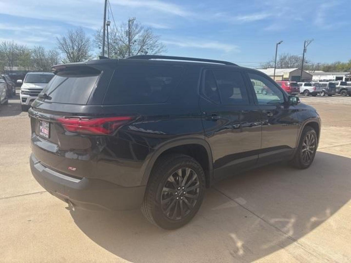 2022 Mosaic Black Metallic /Jet Black/Spice Red Chevrolet Traverse RS (1GNERJKW1NJ) with an 3.6L V6 SIDI VVT engine, Automatic transmission, located at 1105 E Mulberry, Kaufman, TX, 75142, (972) 962-2151, 32.589550, -96.300926 - Mosaic Black Metallic 2022 Chevrolet Traverse 4D Sport Utility RS FWD 9-Speed Automatic 3.6L V6 SIDI VVT Priced below KBB Fair Purchase Price!<br><br><br>18/27 City/Highway MPG<br><br><br>Please call Paul Murrey Ford Inc. In Kaufman Texas A Family Dealership Since 1952 Serving the Dallas Fort Worth - Photo#5