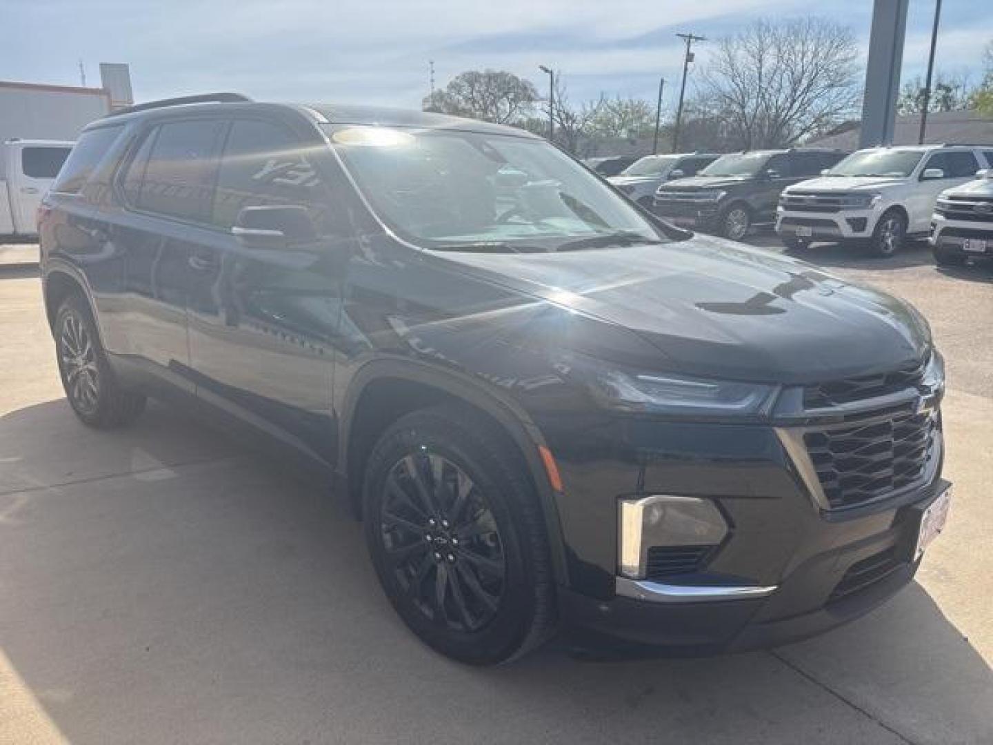 2022 Mosaic Black Metallic /Jet Black/Spice Red Chevrolet Traverse RS (1GNERJKW1NJ) with an 3.6L V6 SIDI VVT engine, Automatic transmission, located at 1105 E Mulberry, Kaufman, TX, 75142, (972) 962-2151, 32.589550, -96.300926 - Mosaic Black Metallic 2022 Chevrolet Traverse 4D Sport Utility RS FWD 9-Speed Automatic 3.6L V6 SIDI VVT Priced below KBB Fair Purchase Price!<br><br><br>18/27 City/Highway MPG<br><br><br>Please call Paul Murrey Ford Inc. In Kaufman Texas A Family Dealership Since 1952 Serving the Dallas Fort Worth - Photo#6