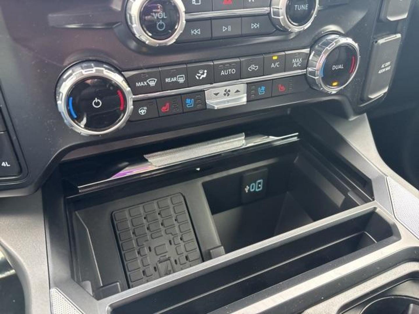 2025 Carbonized Gray Metallic /Black Onyx Ford F-350SD Lariat (1FT8W3DT6SE) with an Power Stroke 6.7L V8 DI 32V OHV Turbodiesel engine, Automatic transmission, located at 1105 E Mulberry, Kaufman, TX, 75142, (972) 962-2151, 32.589550, -96.300926 - Carbonized Gray Metallic 2025 Ford F-350SD 4D Crew Cab Lariat DRW 4WD 10-Speed Automatic Power Stroke 6.7L V8 DI 32V OHV Turbodiesel 4WD.<br><br>Recent Arrival!<br><br><br>Please call Paul Murrey Ford Inc. In Kaufman Texas A Family Dealership Since 1952 Serving the Dallas Fort Worth and East Texas a - Photo#20
