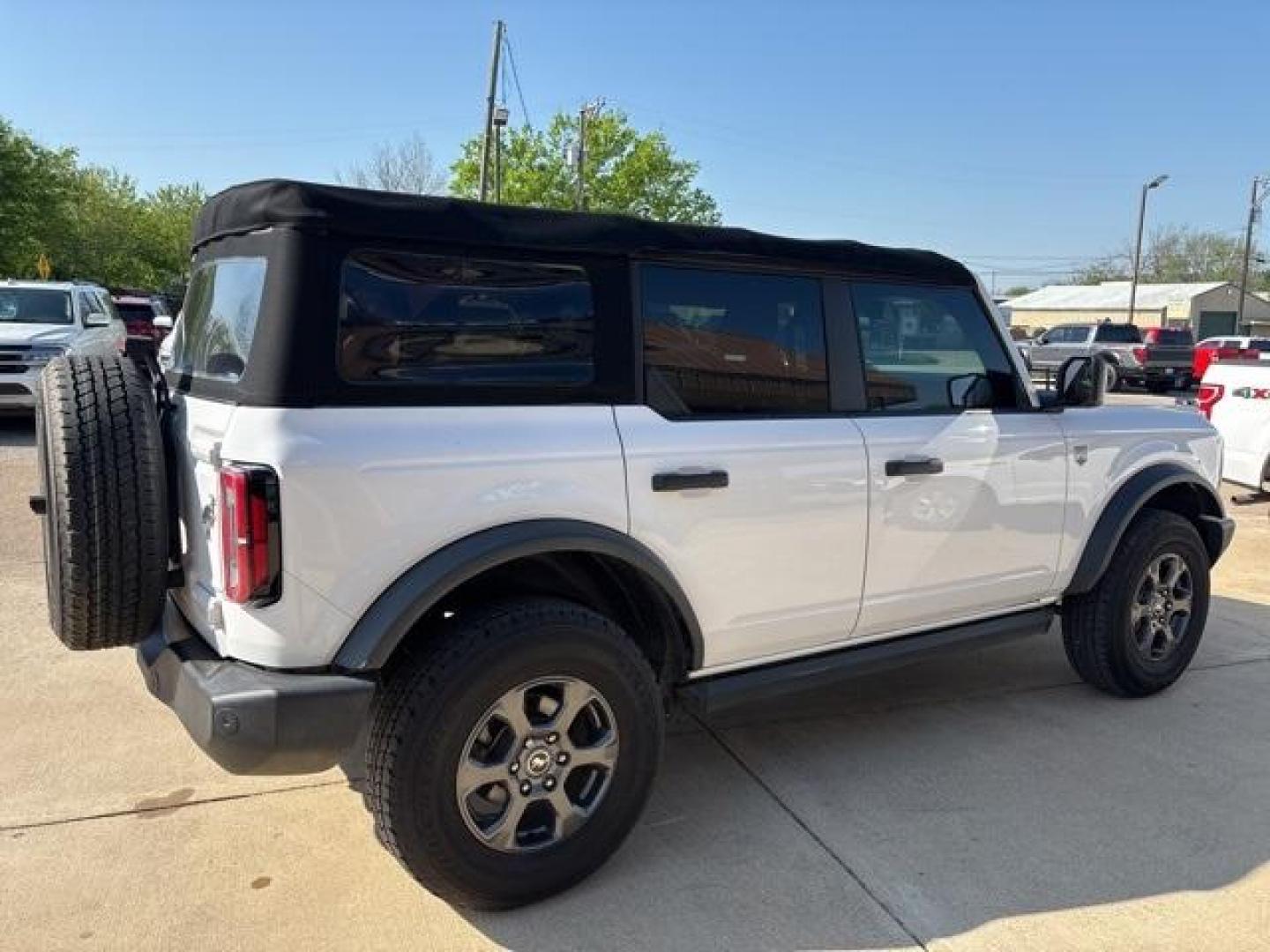 2021 Oxford White /Dark Gray W/Black Onyx Ford Bronco Big Bend (1FMDE5BH0ML) with an 2.3L EcoBoost I-4 engine, Automatic transmission, located at 1105 E Mulberry, Kaufman, TX, 75142, (972) 962-2151, 32.589550, -96.300926 - Oxford White 2021 Ford Bronco 4D Sport Utility Big Bend 4WD 10-Speed Automatic 2.3L EcoBoost I-4 Priced below KBB Fair Purchase Price!<br><br><br>Please call Paul Murrey Ford Inc. In Kaufman Texas A Family Dealership Since 1952 Serving the Dallas Fort Worth and East Texas areas for over 70 years. Pl - Photo#4