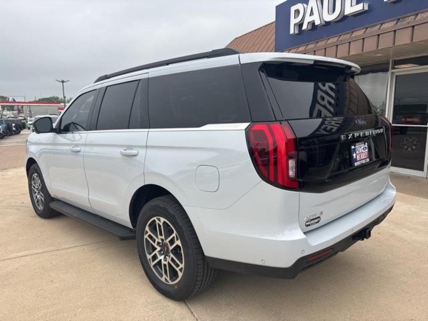 2025 Silver Metallic /Dark Gray Ford Expedition (1FMJU1H86SE) with an EcoBoost 3.5L V6 GTDi DOHC 24V Twin Turbocharged engine, Automatic transmission, located at 1105 E Mulberry, Kaufman, TX, 75142, (972) 962-2151, 32.589550, -96.300926 - Space Silver Metallic 2025 Ford Expedition 4D Sport Utility RWD 10-Speed Automatic EcoBoost 3.5L V6 GTDi DOHC 24V Twin Turbocharged<br><br><br>Please call Paul Murrey Ford Inc. In Kaufman Texas A Family Dealership Since 1952 Serving the Dallas Fort Worth and East Texas areas for over 70 years. Pleas - Photo#3
