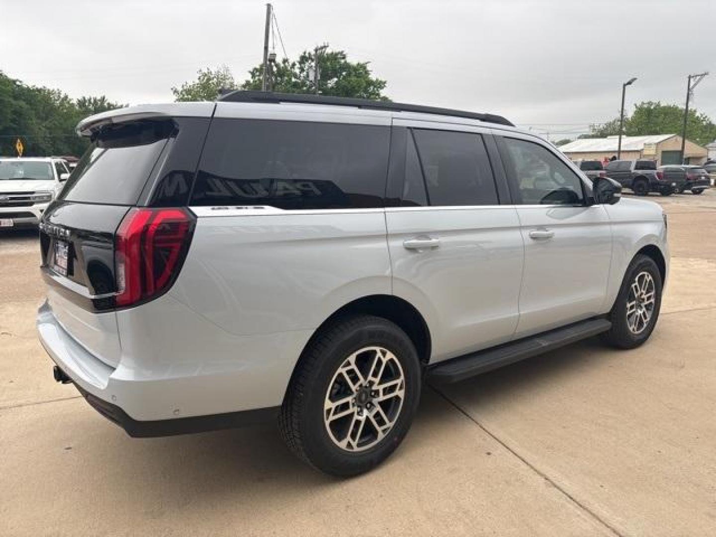 2025 Silver Metallic /Dark Gray Ford Expedition (1FMJU1H86SE) with an EcoBoost 3.5L V6 GTDi DOHC 24V Twin Turbocharged engine, Automatic transmission, located at 1105 E Mulberry, Kaufman, TX, 75142, (972) 962-2151, 32.589550, -96.300926 - Space Silver Metallic 2025 Ford Expedition 4D Sport Utility RWD 10-Speed Automatic EcoBoost 3.5L V6 GTDi DOHC 24V Twin Turbocharged<br><br><br>Please call Paul Murrey Ford Inc. In Kaufman Texas A Family Dealership Since 1952 Serving the Dallas Fort Worth and East Texas areas for over 70 years. Pleas - Photo#5