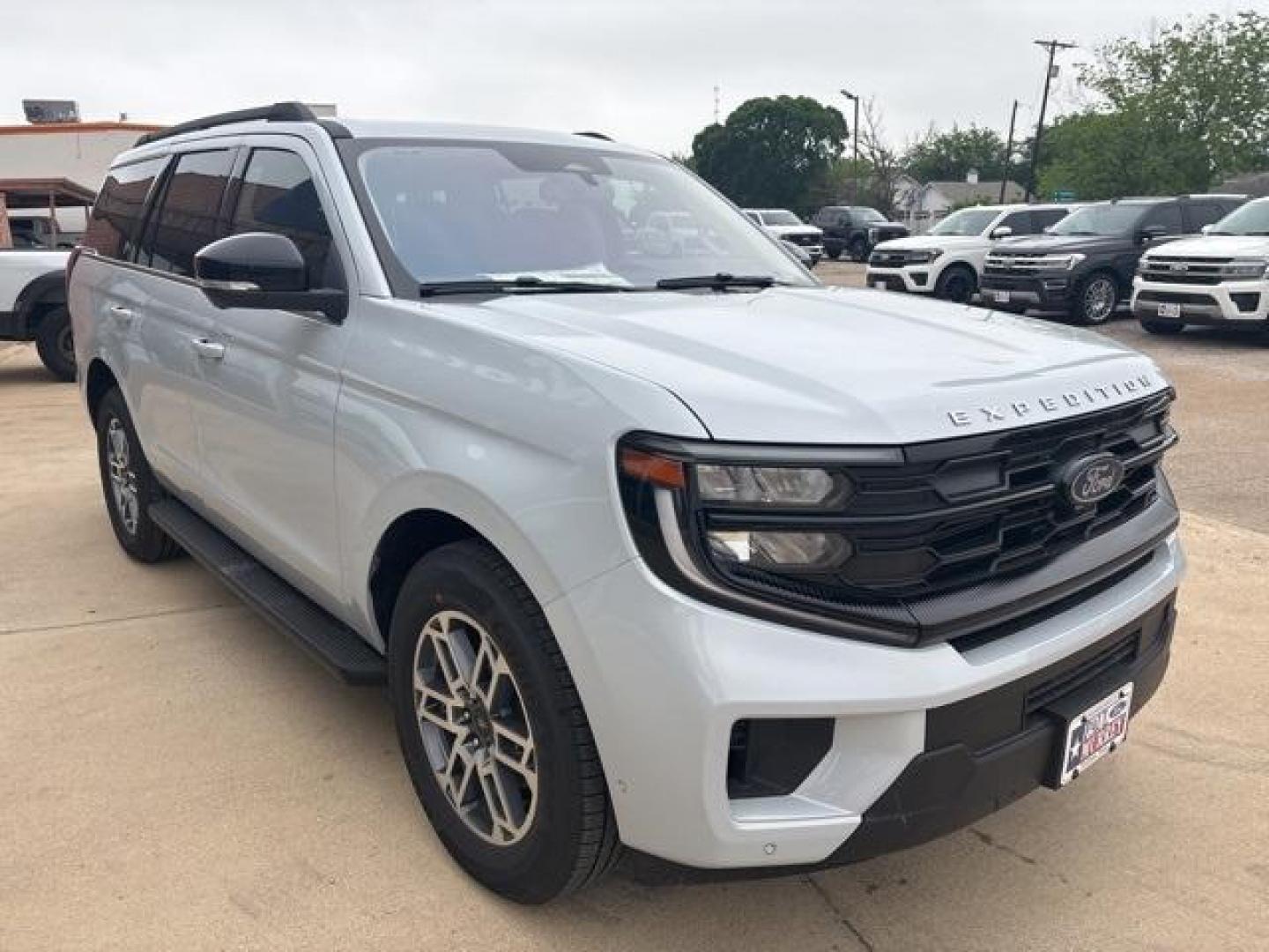 2025 Silver Metallic /Dark Gray Ford Expedition (1FMJU1H86SE) with an EcoBoost 3.5L V6 GTDi DOHC 24V Twin Turbocharged engine, Automatic transmission, located at 1105 E Mulberry, Kaufman, TX, 75142, (972) 962-2151, 32.589550, -96.300926 - Space Silver Metallic 2025 Ford Expedition 4D Sport Utility RWD 10-Speed Automatic EcoBoost 3.5L V6 GTDi DOHC 24V Twin Turbocharged<br><br><br>Please call Paul Murrey Ford Inc. In Kaufman Texas A Family Dealership Since 1952 Serving the Dallas Fort Worth and East Texas areas for over 70 years. Pleas - Photo#6