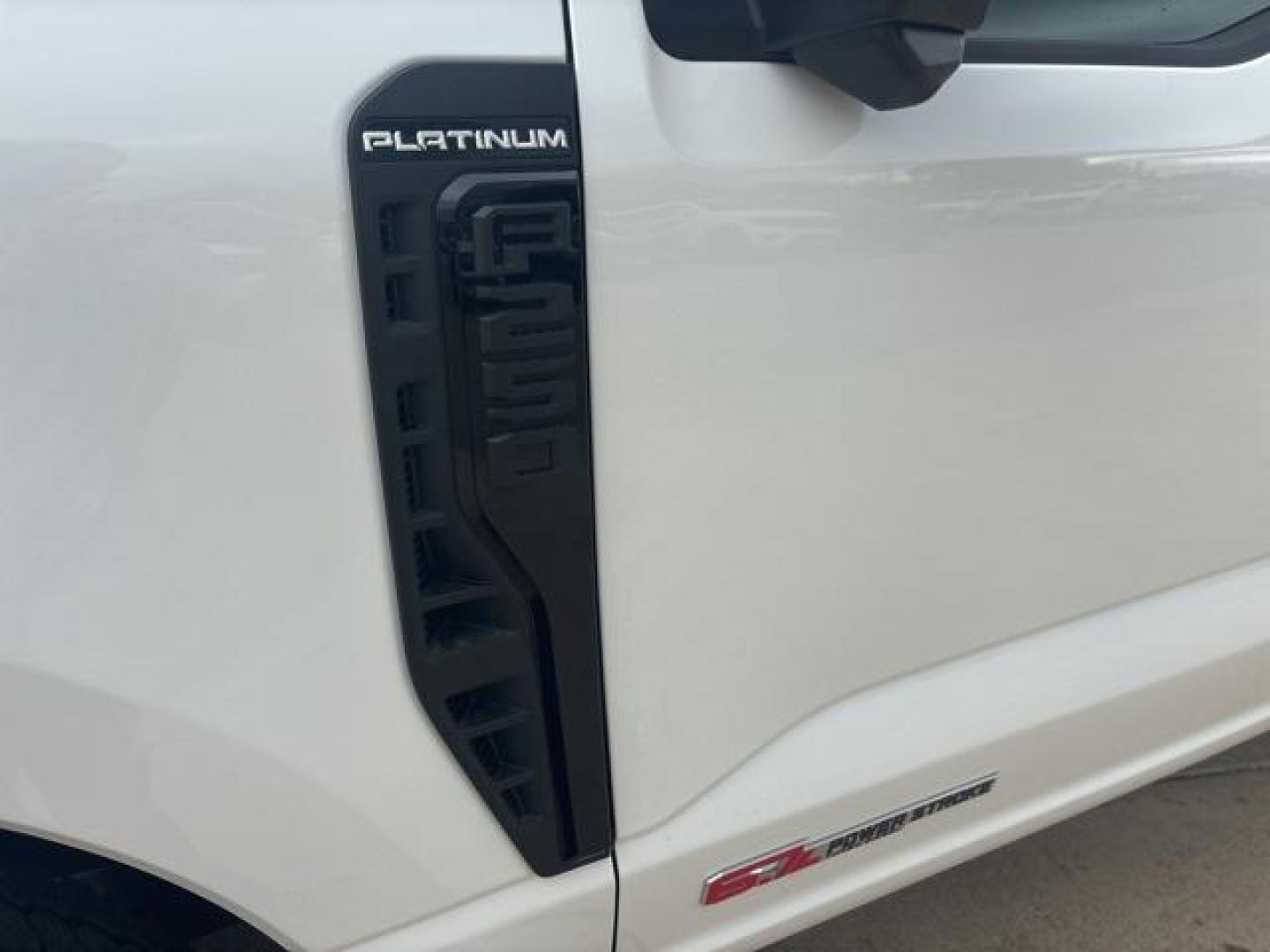 2025 Star White Metallic Tri-Coat /Black Onyx Ford F-250SD Platinum (1FT8W2BMXSE) with an 6.7L High Output Power Stroke V8 Diesel engine, Automatic transmission, located at 1105 E Mulberry, Kaufman, TX, 75142, (972) 962-2151, 32.589550, -96.300926 - Star White Metallic Tri-Coat 2025 Ford F-250SD 4D Crew Cab Platinum 4WD 10-Speed Automatic 6.7L High Output Power Stroke V8 Diesel 4WD.<br><br><br>Please call Paul Murrey Ford Inc. In Kaufman Texas A Family Dealership Since 1952 Serving the Dallas Fort Worth and East Texas areas for over 70 years. P - Photo#8