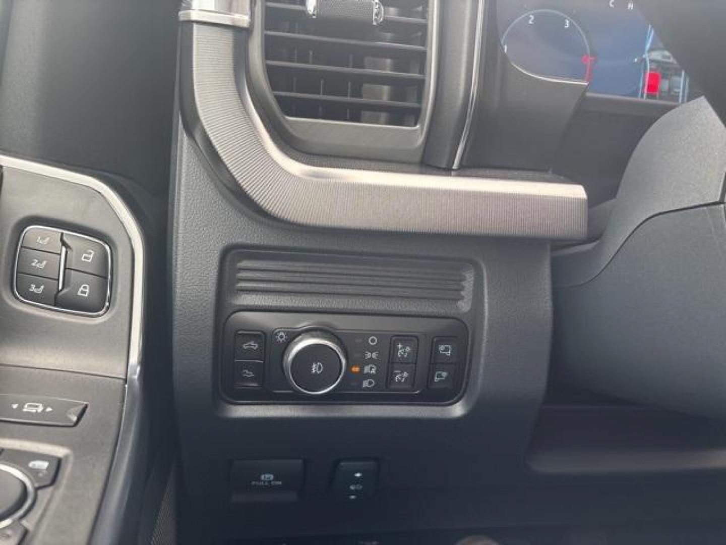 2025 Star White Metallic Tri-Coat /Black Onyx Ford F-250SD Platinum (1FT8W2BMXSE) with an 6.7L High Output Power Stroke V8 Diesel engine, Automatic transmission, located at 1105 E Mulberry, Kaufman, TX, 75142, (972) 962-2151, 32.589550, -96.300926 - Star White Metallic Tri-Coat 2025 Ford F-250SD 4D Crew Cab Platinum 4WD 10-Speed Automatic 6.7L High Output Power Stroke V8 Diesel 4WD.<br><br><br>Please call Paul Murrey Ford Inc. In Kaufman Texas A Family Dealership Since 1952 Serving the Dallas Fort Worth and East Texas areas for over 70 years. P - Photo#21