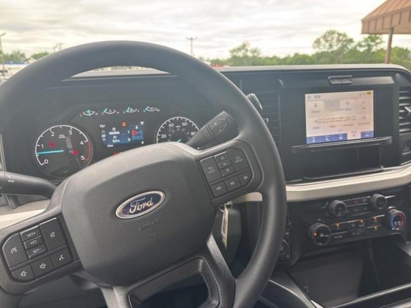 2025 Oxford White /Medium Dark Slate Ford F-350SD XLT (1FT8W3BT0SE) with an Power Stroke 6.7L V8 DI 32V OHV Turbodiesel engine, Automatic transmission, located at 1105 E Mulberry, Kaufman, TX, 75142, (972) 962-2151, 32.589550, -96.300926 - Oxford White 2025 Ford F-350SD 4D Crew Cab XLT 4WD 10-Speed Automatic Power Stroke 6.7L V8 DI 32V OHV Turbodiesel 4WD.<br><br><br>Please call Paul Murrey Ford Inc. In Kaufman Texas A Family Dealership Since 1952 Serving the Dallas Fort Worth and East Texas areas for over 70 years. Please call 972-96 - Photo#17