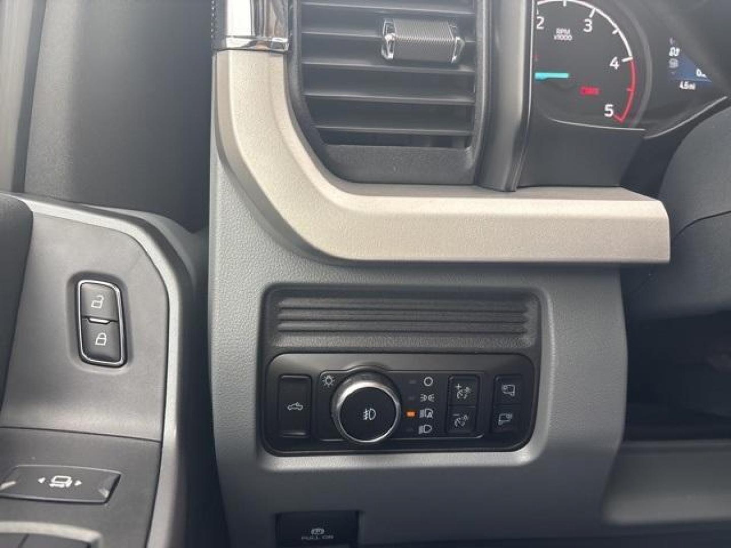 2025 Oxford White /Medium Dark Slate Ford F-350SD XLT (1FT8W3BT0SE) with an Power Stroke 6.7L V8 DI 32V OHV Turbodiesel engine, Automatic transmission, located at 1105 E Mulberry, Kaufman, TX, 75142, (972) 962-2151, 32.589550, -96.300926 - Oxford White 2025 Ford F-350SD 4D Crew Cab XLT 4WD 10-Speed Automatic Power Stroke 6.7L V8 DI 32V OHV Turbodiesel 4WD.<br><br><br>Please call Paul Murrey Ford Inc. In Kaufman Texas A Family Dealership Since 1952 Serving the Dallas Fort Worth and East Texas areas for over 70 years. Please call 972-96 - Photo#19