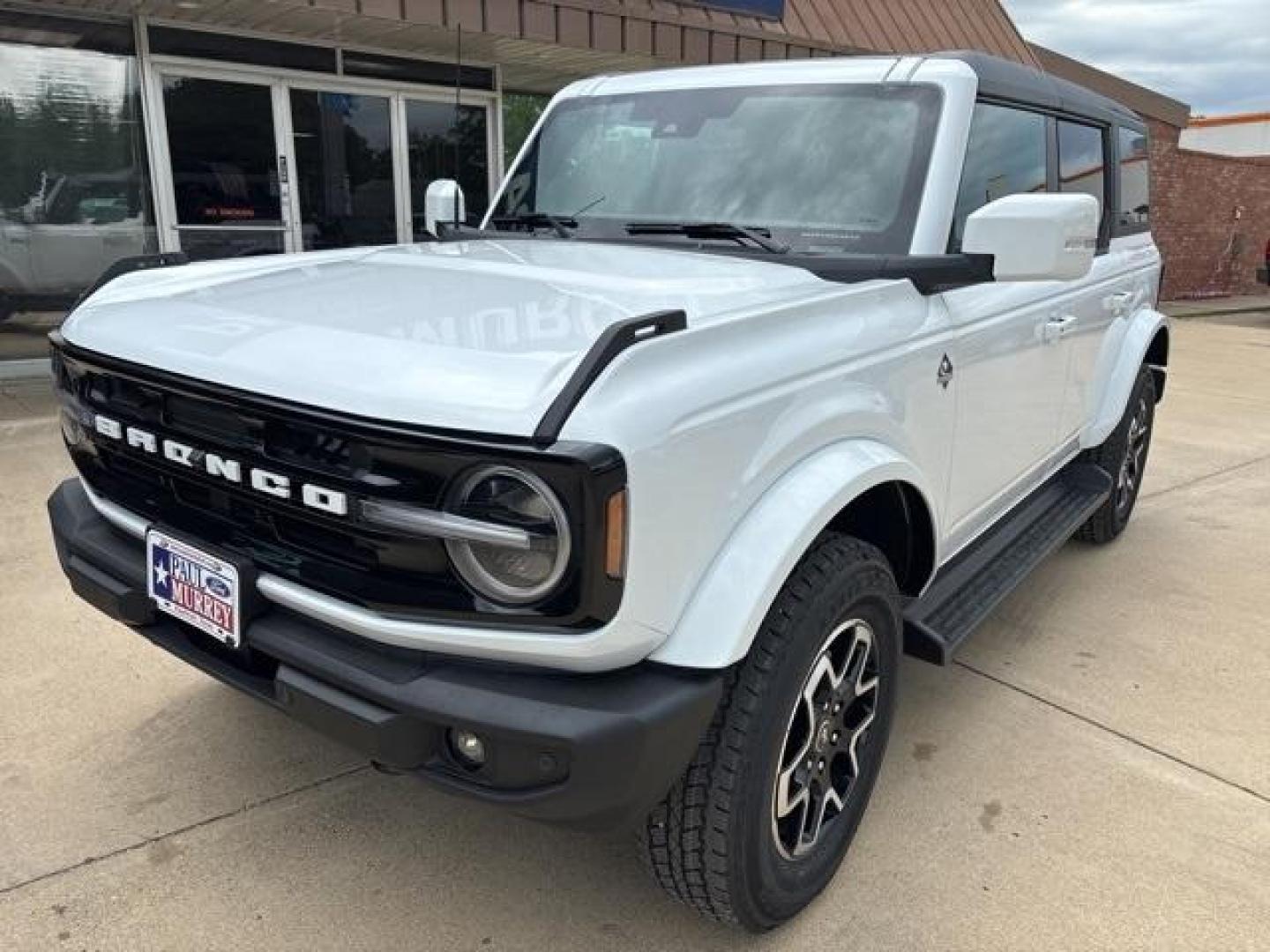 2025 Oxford White /Black Onyx Interior Ford Bronco Outer Banks (1FMEE8BP0SL) with an 2.7L EcoBoost V6 engine, Automatic transmission, located at 1105 E Mulberry, Kaufman, TX, 75142, (972) 962-2151, 32.589550, -96.300926 - Oxford White 2025 Ford Bronco 4D Sport Utility Outer Banks 4WD 10-Speed Automatic 2.7L EcoBoost V6<br><br>Recent Arrival!<br><br><br>Please call Paul Murrey Ford Inc. In Kaufman Texas A Family Dealership Since 1952 Serving the Dallas Fort Worth and East Texas areas for over 70 years. Please call 972 - Photo#1