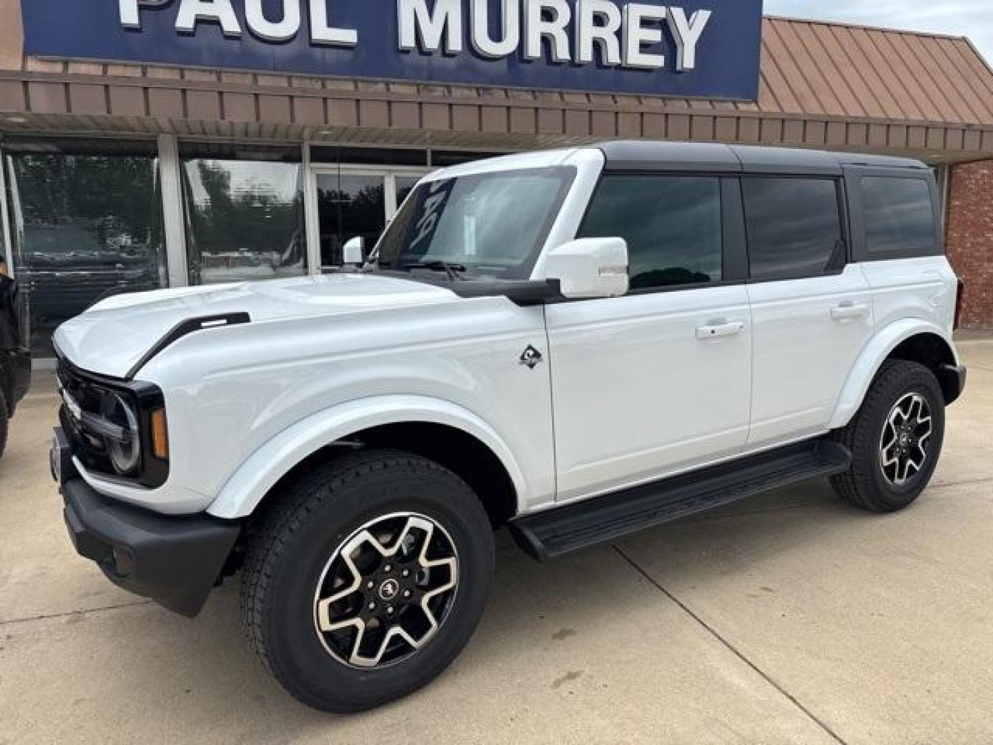 2025 Oxford White /Black Onyx Interior Ford Bronco Outer Banks (1FMEE8BP0SL) with an 2.7L EcoBoost V6 engine, Automatic transmission, located at 1105 E Mulberry, Kaufman, TX, 75142, (972) 962-2151, 32.589550, -96.300926 - Oxford White 2025 Ford Bronco 4D Sport Utility Outer Banks 4WD 10-Speed Automatic 2.7L EcoBoost V6<br><br>Recent Arrival!<br><br><br>Please call Paul Murrey Ford Inc. In Kaufman Texas A Family Dealership Since 1952 Serving the Dallas Fort Worth and East Texas areas for over 70 years. Please call 972 - Photo#2
