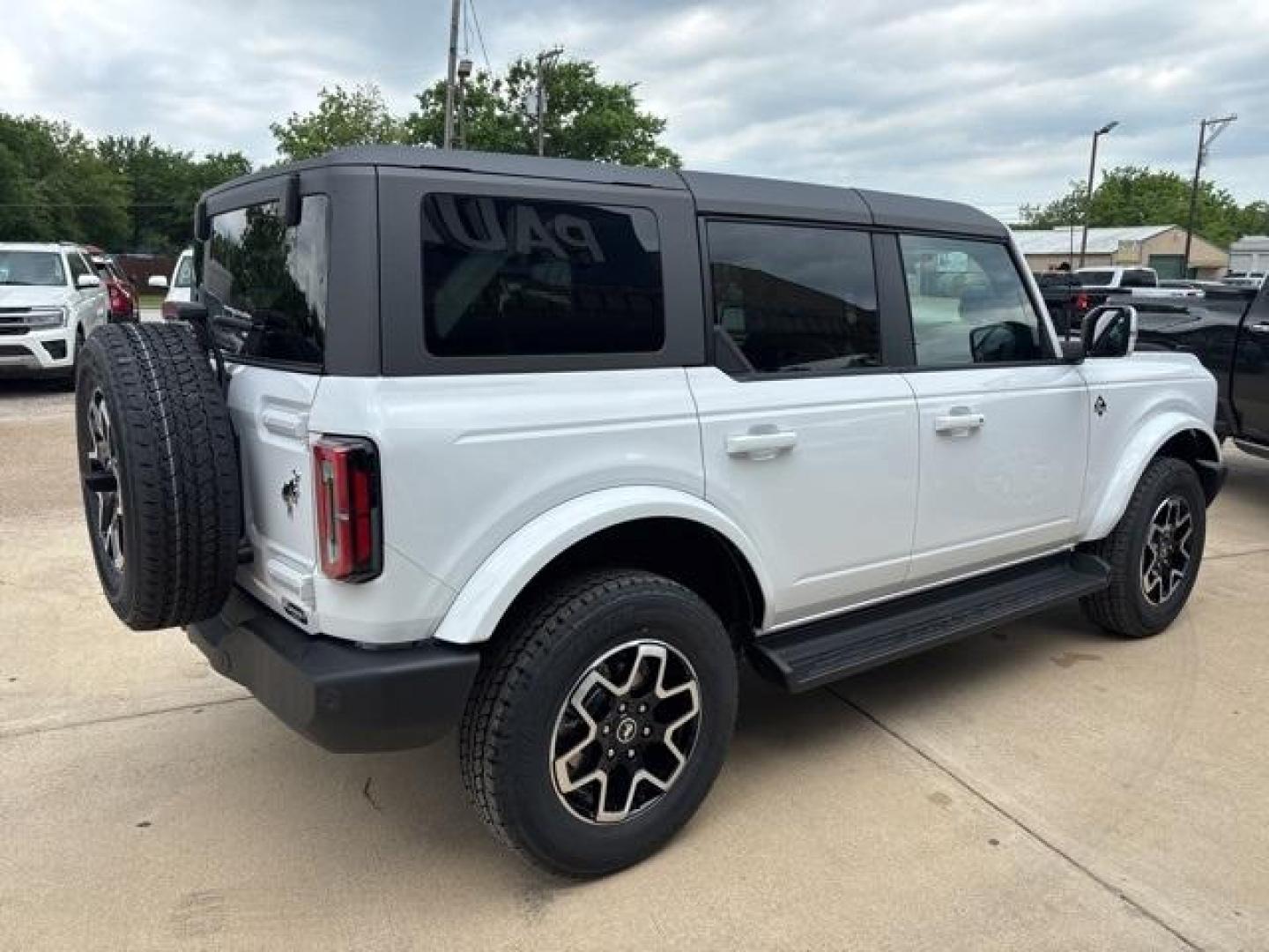 2025 Oxford White /Black Onyx Interior Ford Bronco Outer Banks (1FMEE8BP0SL) with an 2.7L EcoBoost V6 engine, Automatic transmission, located at 1105 E Mulberry, Kaufman, TX, 75142, (972) 962-2151, 32.589550, -96.300926 - Oxford White 2025 Ford Bronco 4D Sport Utility Outer Banks 4WD 10-Speed Automatic 2.7L EcoBoost V6<br><br>Recent Arrival!<br><br><br>Please call Paul Murrey Ford Inc. In Kaufman Texas A Family Dealership Since 1952 Serving the Dallas Fort Worth and East Texas areas for over 70 years. Please call 972 - Photo#5