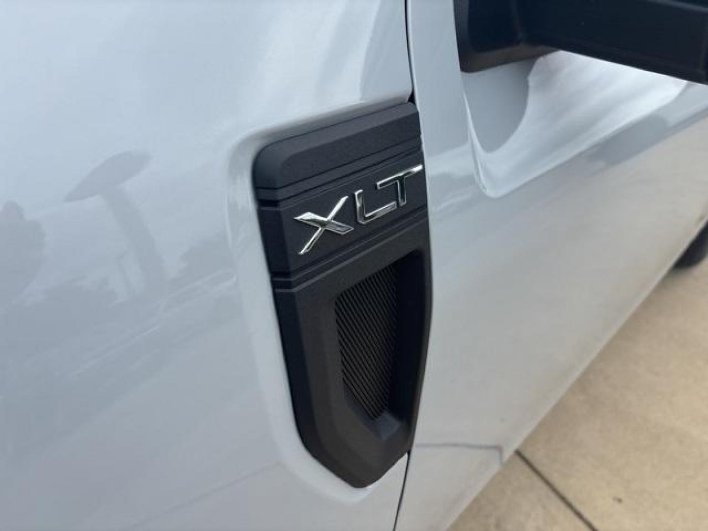 2025 White Metallic /Navy Pier/Aspen Gray Ford Maverick XLT (3FTTW8JA8SR) with an EcoBoost 2.0L I4 GTDi DOHC Turbocharged VCT engine, CVT transmission, located at 1105 E Mulberry, Kaufman, TX, 75142, (972) 962-2151, 32.589550, -96.300926 - White Metallic 2025 Ford Maverick 4D Crew Cab XLT AWD CVT EcoBoost 2.0L I4 GTDi DOHC Turbocharged VCT<br><br>40/34 City/Highway MPG<br><br><br>Please call Paul Murrey Ford Inc. In Kaufman Texas A Family Dealership Since 1952 Serving the Dallas Fort Worth and East Texas areas for over 70 years. Pleas - Photo#8