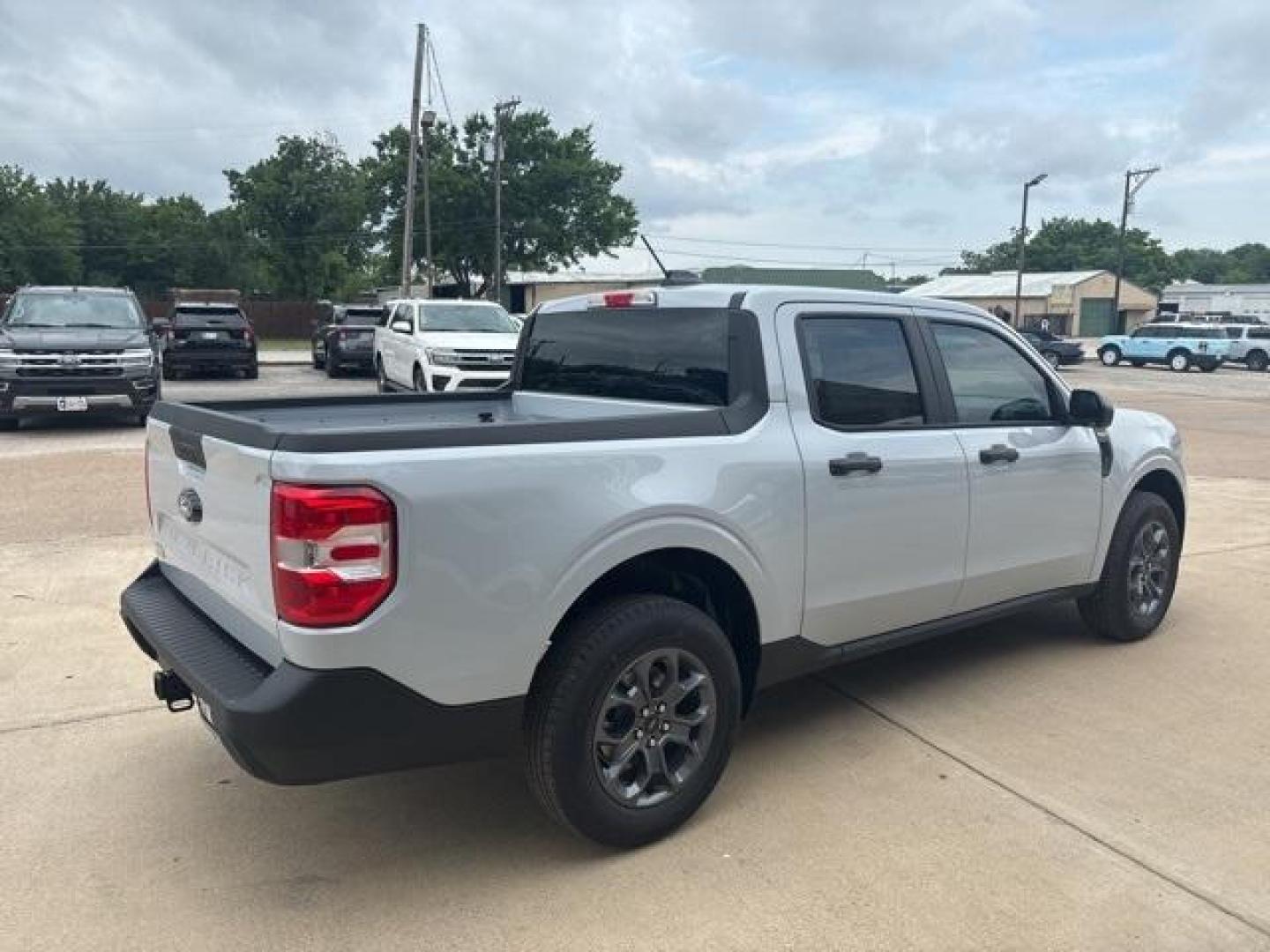 2025 Space White Metallic /Blue Ford Maverick XLT (3FTTW8H38SR) with an 2.5L I-4 Hybrid engine, CVT transmission, located at 1105 E Mulberry, Kaufman, TX, 75142, (972) 962-2151, 32.589550, -96.300926 - Space White Metallic 2025 Ford Maverick 4D Crew Cab XLT FWD CVT 2.5L I-4 Hybrid 2.5L I-4 Hybrid.<br><br>Recent Arrival! 42/35 City/Highway MPG<br><br><br>Please call Paul Murrey Ford Inc. In Kaufman Texas A Family Dealership Since 1952 Serving the Dallas Fort Worth and East Texas areas for over 70 y - Photo#5