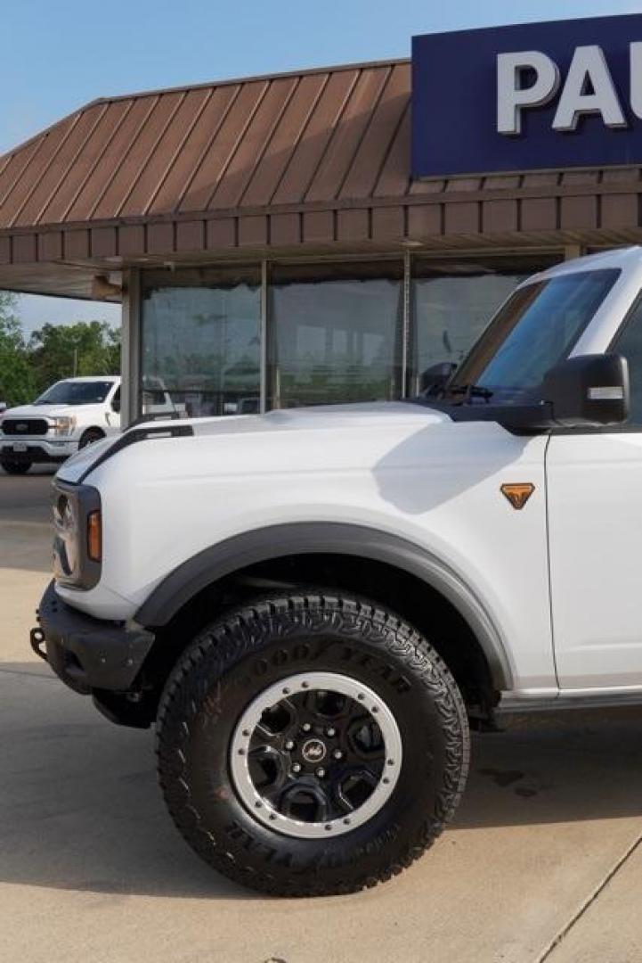 2025 Oxford White /Black Onyx Ford Bronco Badlands (1FMEE9BP1SL) with an 2.7L EcoBoost V6 engine, Automatic transmission, located at 1105 E Mulberry, Kaufman, TX, 75142, (972) 962-2151, 32.589550, -96.300926 - Photo#4