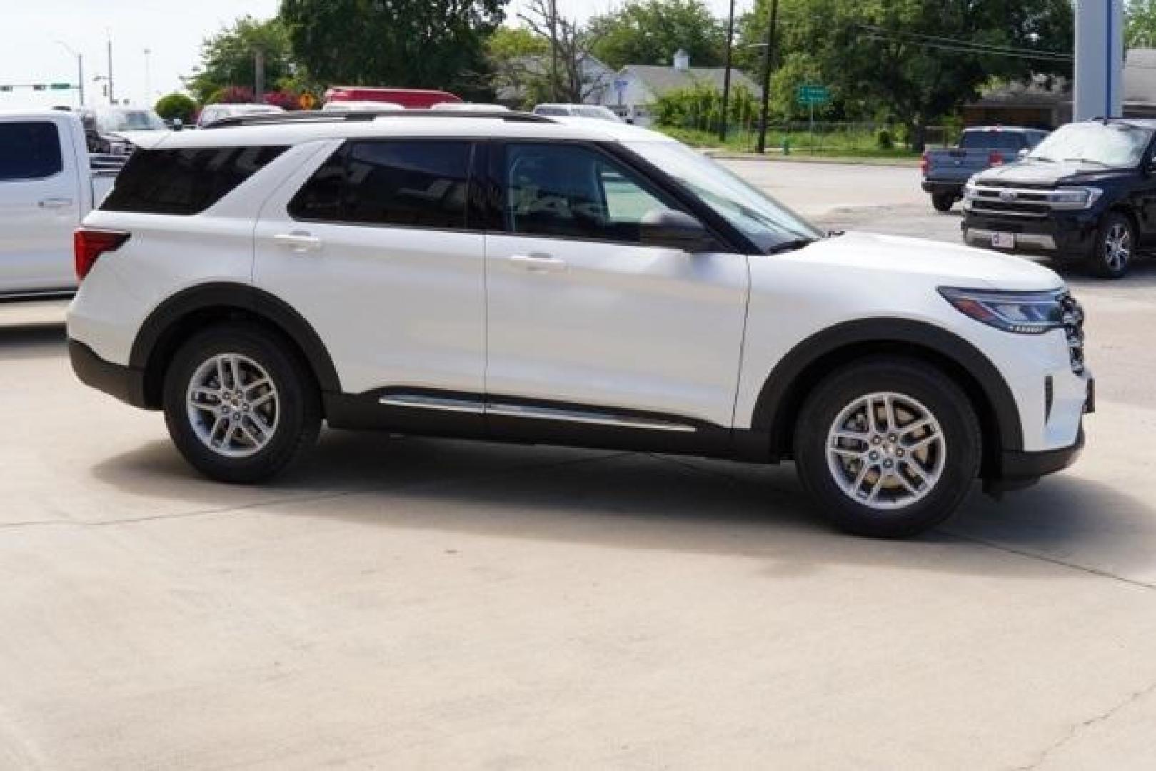 2025 Star White Metallic Tri-Coat /Gray Ford Explorer Active (1FMUK7DH3SG) with an 2.3L EcoBoost I-4 engine, Automatic transmission, located at 1105 E Mulberry, Kaufman, TX, 75142, (972) 962-2151, 32.589550, -96.300926 - Photo#4