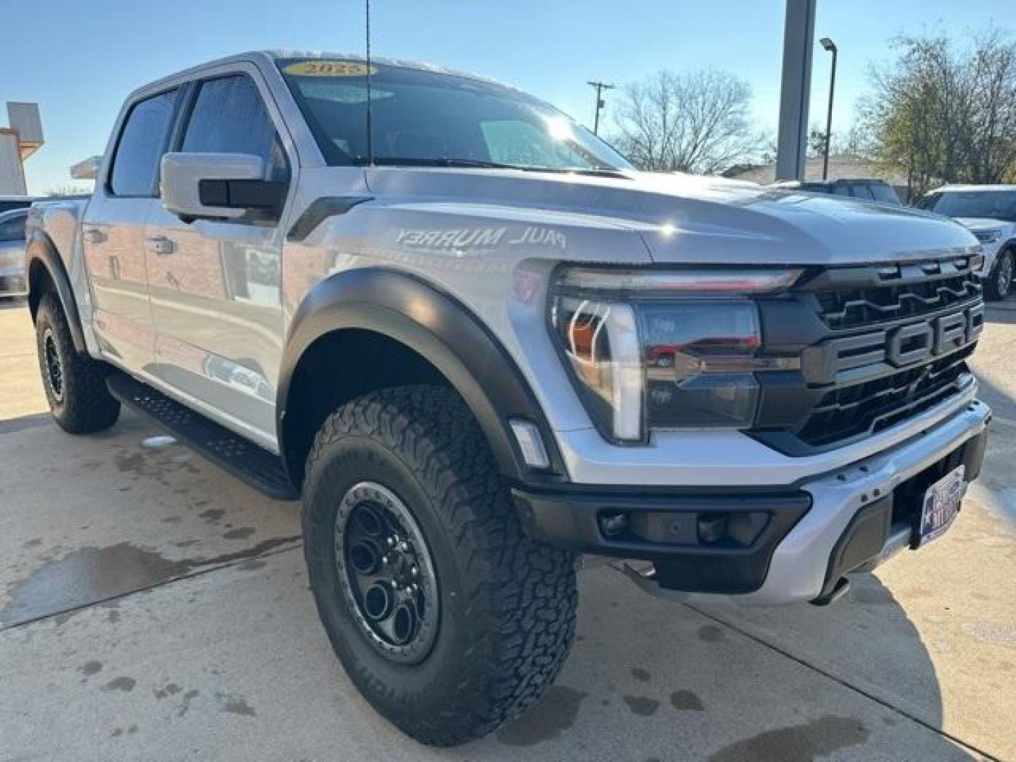 2025 White Metallic /Black Ford F-150 Raptor (1FTFW1RG7SF) with an 3.5L V6 EcoBoost engine, Automatic transmission, located at 1105 E Mulberry, Kaufman, TX, 75142, (972) 962-2151, 32.589550, -96.300926 - White Metallic 2025 Ford F-150 4D SuperCrew Raptor 4WD 10-Speed Automatic 3.5L V6 EcoBoost 4WD.<br><br><br>Recent Arrival! Odometer is 2448 miles below market average!<br><br><br>Please call Paul Murrey Ford Inc. In Kaufman Texas A Family Dealership Since 1952 Serving the Dallas Fort Worth and East - Photo#5