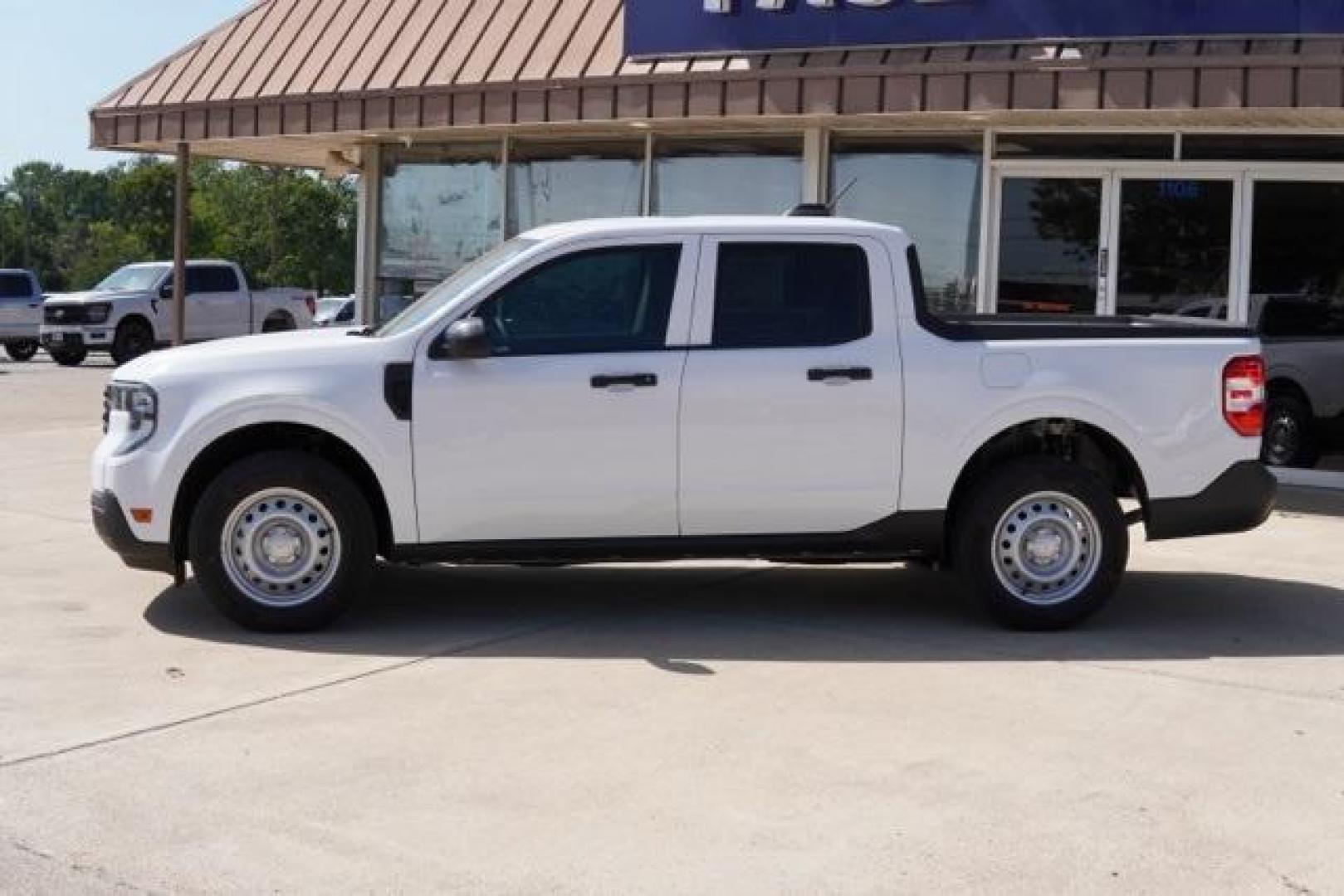 2025 Oxford White /Ebony Ford Maverick XL (3FTTW8BAXSR) with an EcoBoost 2.0L I4 GTDi DOHC Turbocharged VCT engine, CVT transmission, located at 1105 E Mulberry, Kaufman, TX, 75142, (972) 962-2151, 32.589550, -96.300926 - Photo#1