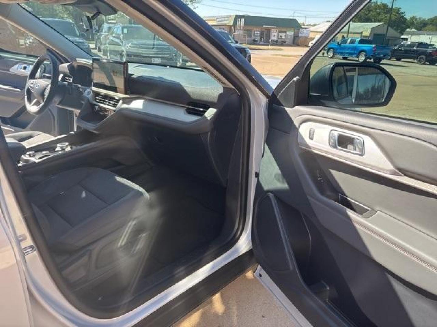 2025 White Metallic /Dark Gray/Onyx Ford Explorer Active (1FMUK7DH1SG) with an 2.3L EcoBoost I-4 engine, Automatic transmission, located at 1105 E Mulberry, Kaufman, TX, 75142, (972) 962-2151, 32.589550, -96.300926 - Space White Metallic 2025 Ford Explorer 4D Sport Utility Active RWD 10-Speed Automatic 2.3L EcoBoost I-4<br><br>20/29 City/Highway MPG<br><br><br>Please call Paul Murrey Ford Inc. In Kaufman Texas A Family Dealership Since 1952 Serving the Dallas Fort Worth and East Texas areas for over 70 years. Pl - Photo#16