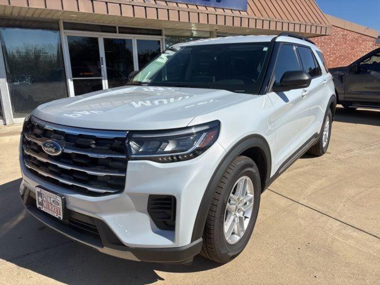 2025 White Metallic /Dark Gray/Onyx Ford Explorer Active (1FMUK7DH1SG) with an 2.3L EcoBoost I-4 engine, Automatic transmission, located at 1105 E Mulberry, Kaufman, TX, 75142, (972) 962-2151, 32.589550, -96.300926 - $7,455 off MSRP! Priced below KBB Fair Purchase Price!<br><br><br>Space White Metallic 2025 Ford Explorer 4D Sport Utility Active RWD 10-Speed Automatic 2.3L EcoBoost I-4 20/29 City/Highway MPG<br><br>20/29 City/Highway MPG Price includes: $6000 - Model Year Closeout Bonus Cash - Explorer. Exp. 03/3 - Photo#1