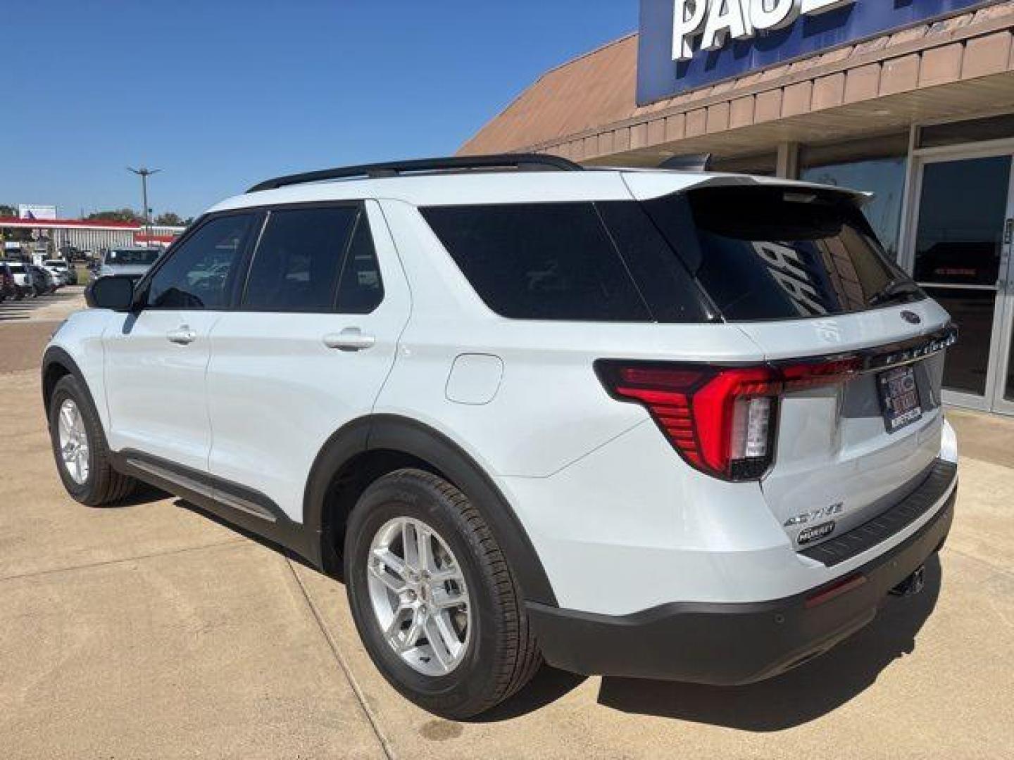 2025 White Metallic /Dark Gray/Onyx Ford Explorer Active (1FMUK7DH1SG) with an 2.3L EcoBoost I-4 engine, Automatic transmission, located at 1105 E Mulberry, Kaufman, TX, 75142, (972) 962-2151, 32.589550, -96.300926 - $7,455 off MSRP! Priced below KBB Fair Purchase Price!<br><br><br>Space White Metallic 2025 Ford Explorer 4D Sport Utility Active RWD 10-Speed Automatic 2.3L EcoBoost I-4 20/29 City/Highway MPG<br><br>20/29 City/Highway MPG Price includes: $6000 - Model Year Closeout Bonus Cash - Explorer. Exp. 03/3 - Photo#3