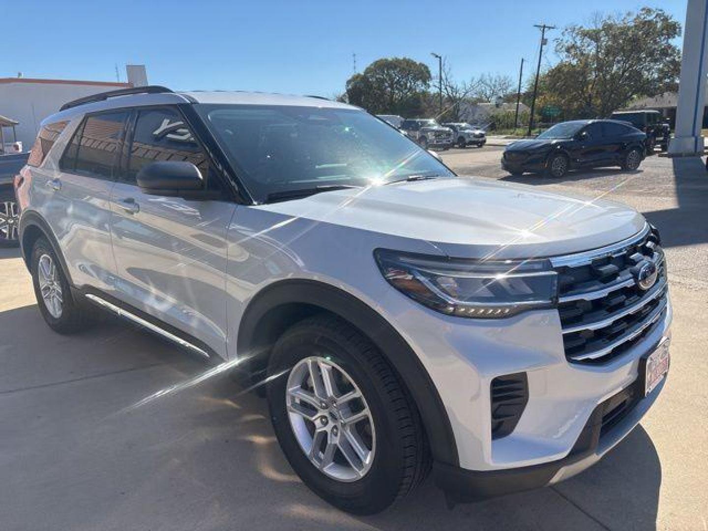 2025 White Metallic /Dark Gray/Onyx Ford Explorer Active (1FMUK7DH1SG) with an 2.3L EcoBoost I-4 engine, Automatic transmission, located at 1105 E Mulberry, Kaufman, TX, 75142, (972) 962-2151, 32.589550, -96.300926 - $7,455 off MSRP! Priced below KBB Fair Purchase Price!<br><br><br>Space White Metallic 2025 Ford Explorer 4D Sport Utility Active RWD 10-Speed Automatic 2.3L EcoBoost I-4 20/29 City/Highway MPG<br><br>20/29 City/Highway MPG Price includes: $6000 - Model Year Closeout Bonus Cash - Explorer. Exp. 03/3 - Photo#6