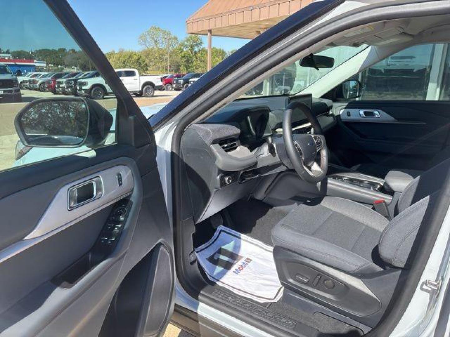 2025 White Metallic /Dark Gray/Onyx Ford Explorer Active (1FMUK7DH1SG) with an 2.3L EcoBoost I-4 engine, Automatic transmission, located at 1105 E Mulberry, Kaufman, TX, 75142, (972) 962-2151, 32.589550, -96.300926 - $7,455 off MSRP! Priced below KBB Fair Purchase Price!<br><br><br>Space White Metallic 2025 Ford Explorer 4D Sport Utility Active RWD 10-Speed Automatic 2.3L EcoBoost I-4 20/29 City/Highway MPG<br><br>20/29 City/Highway MPG Price includes: $6000 - Model Year Closeout Bonus Cash - Explorer. Exp. 03/3 - Photo#8