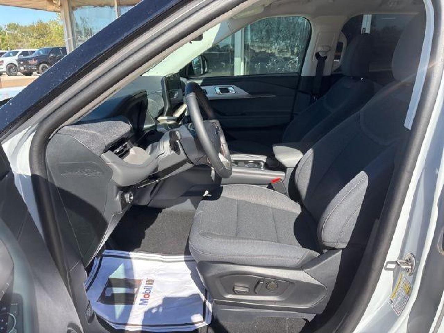 2025 White Metallic /Dark Gray/Onyx Ford Explorer Active (1FMUK7DH1SG) with an 2.3L EcoBoost I-4 engine, Automatic transmission, located at 1105 E Mulberry, Kaufman, TX, 75142, (972) 962-2151, 32.589550, -96.300926 - $7,455 off MSRP! Priced below KBB Fair Purchase Price!<br><br><br>Space White Metallic 2025 Ford Explorer 4D Sport Utility Active RWD 10-Speed Automatic 2.3L EcoBoost I-4 20/29 City/Highway MPG<br><br>20/29 City/Highway MPG Price includes: $6000 - Model Year Closeout Bonus Cash - Explorer. Exp. 03/3 - Photo#9