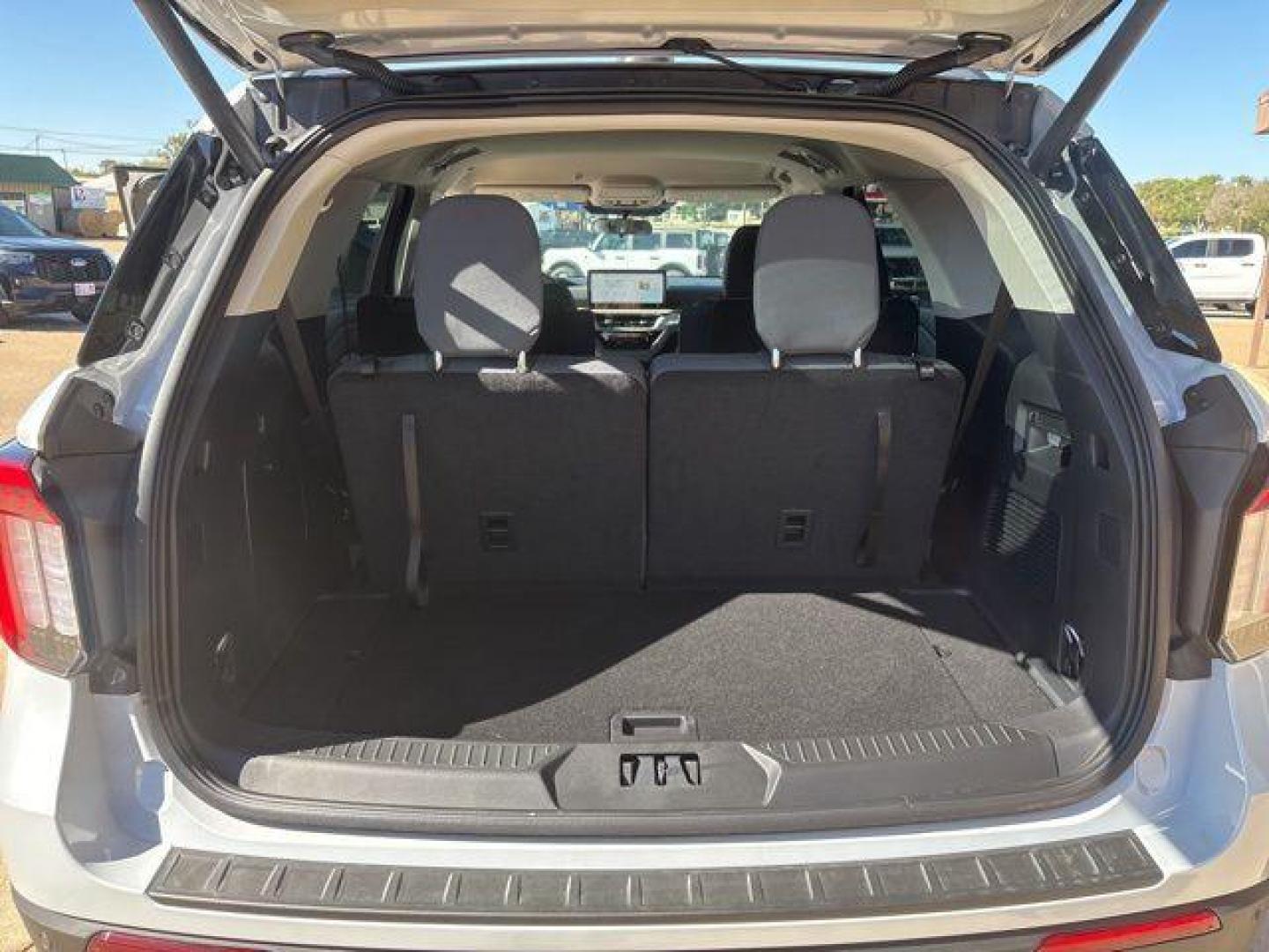 2025 White Metallic /Dark Gray/Onyx Ford Explorer Active (1FMUK7DH1SG) with an 2.3L EcoBoost I-4 engine, Automatic transmission, located at 1105 E Mulberry, Kaufman, TX, 75142, (972) 962-2151, 32.589550, -96.300926 - $7,455 off MSRP! Priced below KBB Fair Purchase Price!<br><br><br>Space White Metallic 2025 Ford Explorer 4D Sport Utility Active RWD 10-Speed Automatic 2.3L EcoBoost I-4 20/29 City/Highway MPG<br><br>20/29 City/Highway MPG Price includes: $6000 - Model Year Closeout Bonus Cash - Explorer. Exp. 03/3 - Photo#14