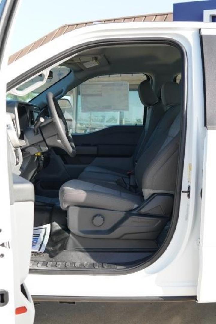 2025 Oxford White /Medium Dark Slate Ford F-350SD XL (1FT8W3DT9SE) with an Power Stroke 6.7L V8 DI 32V OHV Turbodiesel engine, Automatic transmission, located at 1105 E Mulberry, Kaufman, TX, 75142, (972) 962-2151, 32.589550, -96.300926 - Oxford White 2025 Ford F-350SD 4D Crew Cab XL DRW 4WD 10-Speed Automatic Power Stroke 6.7L V8 DI 32V OHV Turbodiesel 4WD.<br><br>Recent Arrival!<br><br><br>Please call Paul Murrey Ford Inc. In Kaufman Texas A Family Dealership Since 1952 Serving the Dallas Fort Worth and East Texas areas for over 70 - Photo#11