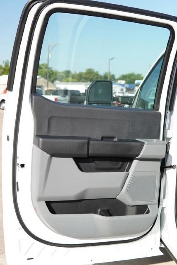2025 Oxford White /Medium Dark Slate Ford F-350SD XL (1FT8W3DT9SE) with an Power Stroke 6.7L V8 DI 32V OHV Turbodiesel engine, Automatic transmission, located at 1105 E Mulberry, Kaufman, TX, 75142, (972) 962-2151, 32.589550, -96.300926 - Oxford White 2025 Ford F-350SD 4D Crew Cab XL DRW 4WD 10-Speed Automatic Power Stroke 6.7L V8 DI 32V OHV Turbodiesel 4WD.<br><br>Recent Arrival!<br><br><br>Please call Paul Murrey Ford Inc. In Kaufman Texas A Family Dealership Since 1952 Serving the Dallas Fort Worth and East Texas areas for over 70 - Photo#31