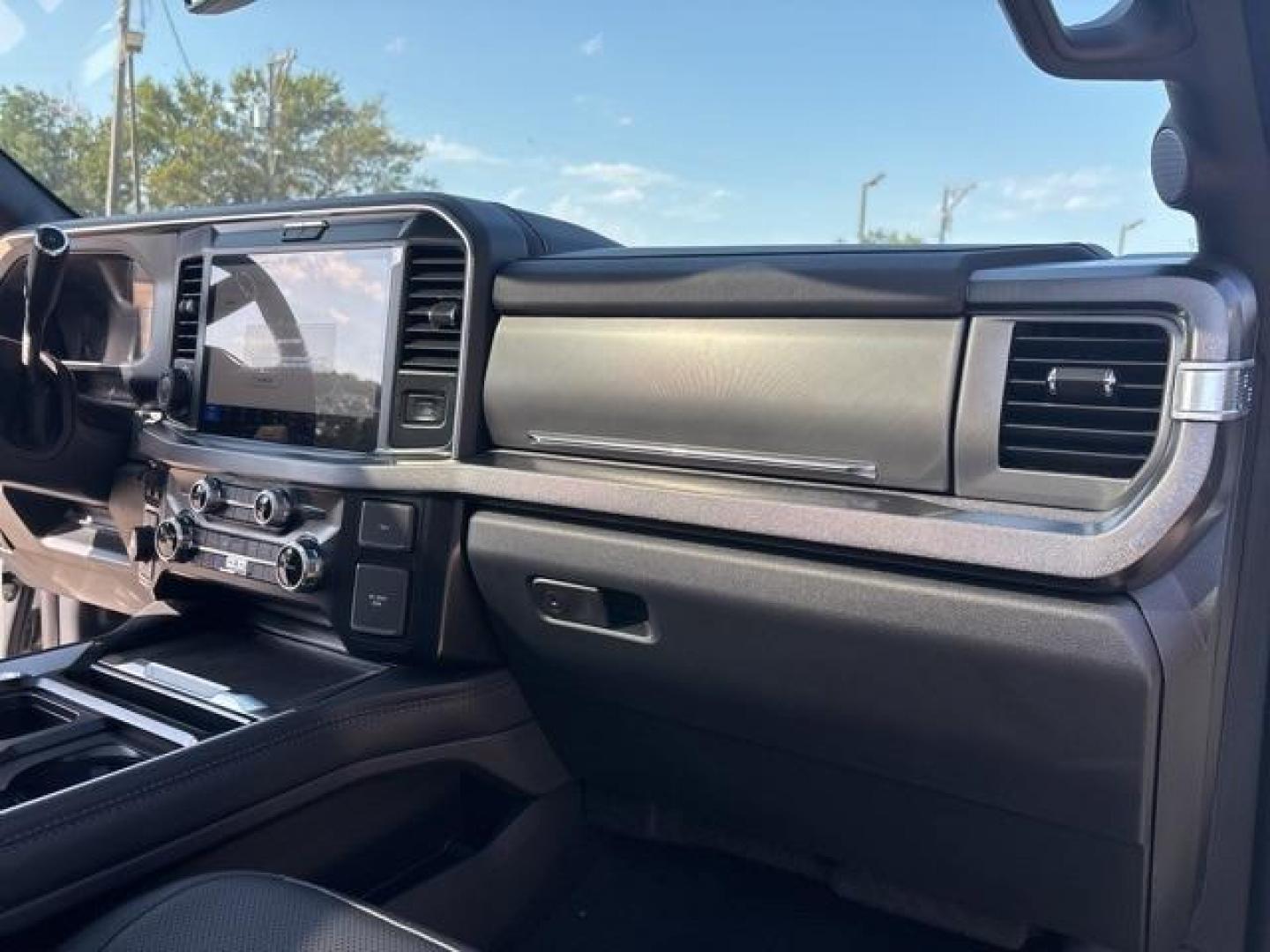 2025 Star White Metallic Tri-Coat /Black Onyx Ford F-350SD Platinum (1FT8W3BMXSE) with an 6.7L High Output Power Stroke V8 Diesel engine, Automatic transmission, located at 1105 E Mulberry, Kaufman, TX, 75142, (972) 962-2151, 32.589550, -96.300926 - Star White Metallic Tri-Coat 2025 Ford F-350SD 4D Crew Cab Platinum 4WD 10-Speed Automatic 6.7L High Output Power Stroke V8 Diesel 4WD.<br><br><br>Please call Paul Murrey Ford Inc. In Kaufman Texas A Family Dealership Since 1952 Serving the Dallas Fort Worth and East Texas areas for over 70 years. P - Photo#18