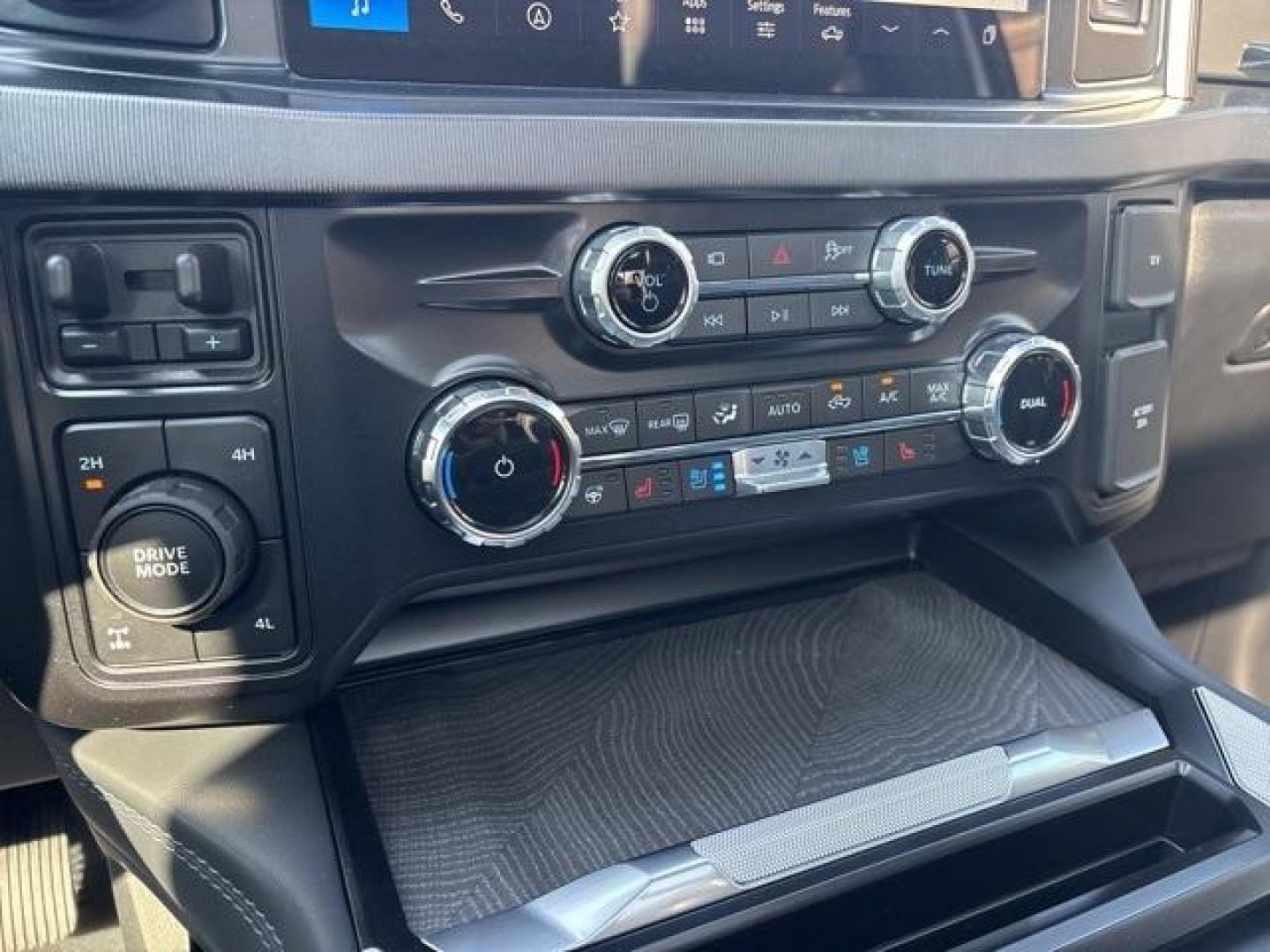 2025 Star White Metallic Tri-Coat /Black Onyx Ford F-350SD Platinum (1FT8W3BMXSE) with an 6.7L High Output Power Stroke V8 Diesel engine, Automatic transmission, located at 1105 E Mulberry, Kaufman, TX, 75142, (972) 962-2151, 32.589550, -96.300926 - Star White Metallic Tri-Coat 2025 Ford F-350SD 4D Crew Cab Platinum 4WD 10-Speed Automatic 6.7L High Output Power Stroke V8 Diesel 4WD.<br><br><br>Please call Paul Murrey Ford Inc. In Kaufman Texas A Family Dealership Since 1952 Serving the Dallas Fort Worth and East Texas areas for over 70 years. P - Photo#24