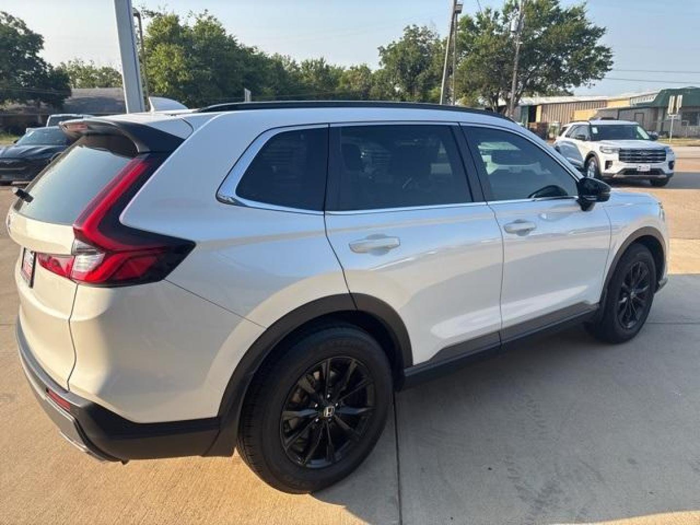 2024 Platinum White Pearl /Black Honda CR-V Hybrid Sport-L (7FARS6H87RE) with an 2.0L I4 DOHC 16V engine, CVT transmission, located at 1105 E Mulberry, Kaufman, TX, 75142, (972) 962-2151, 32.589550, -96.300926 - White 2024 Honda CR-V Hybrid 4D Sport Utility Sport-L AWD eCVT 2.0L I4 DOHC 16V 2.0L I4 DOHC 16V.<br><br><br>Recent Arrival! 40/34 City/Highway MPG<br><br><br>Please call Paul Murrey Ford Inc. In Kaufman Texas A Family Dealership Since 1952 Serving the Dallas Fort Worth and East Texas areas for over - Photo#3