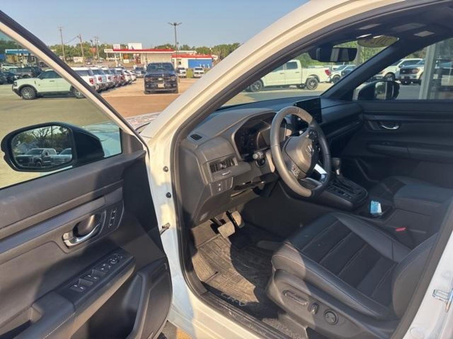 2024 Platinum White Pearl /Black Honda CR-V Hybrid Sport-L (7FARS6H87RE) with an 2.0L I4 DOHC 16V engine, CVT transmission, located at 1105 E Mulberry, Kaufman, TX, 75142, (972) 962-2151, 32.589550, -96.300926 - White 2024 Honda CR-V Hybrid 4D Sport Utility Sport-L AWD eCVT 2.0L I4 DOHC 16V 2.0L I4 DOHC 16V.<br><br><br>Recent Arrival! 40/34 City/Highway MPG<br><br><br>Please call Paul Murrey Ford Inc. In Kaufman Texas A Family Dealership Since 1952 Serving the Dallas Fort Worth and East Texas areas for over - Photo#6