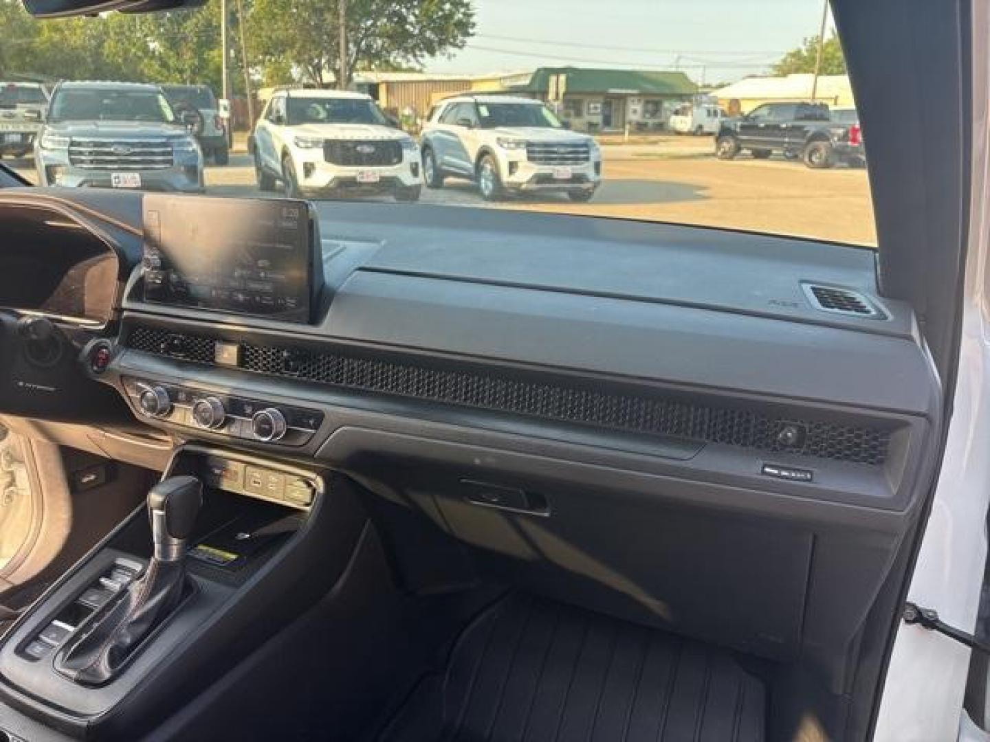 2024 Platinum White Pearl /Black Honda CR-V Hybrid Sport-L (7FARS6H87RE) with an 2.0L I4 DOHC 16V engine, CVT transmission, located at 1105 E Mulberry, Kaufman, TX, 75142, (972) 962-2151, 32.589550, -96.300926 - White 2024 Honda CR-V Hybrid 4D Sport Utility Sport-L AWD eCVT 2.0L I4 DOHC 16V 2.0L I4 DOHC 16V.<br><br><br>Recent Arrival! 40/34 City/Highway MPG<br><br><br>Please call Paul Murrey Ford Inc. In Kaufman Texas A Family Dealership Since 1952 Serving the Dallas Fort Worth and East Texas areas for over - Photo#17