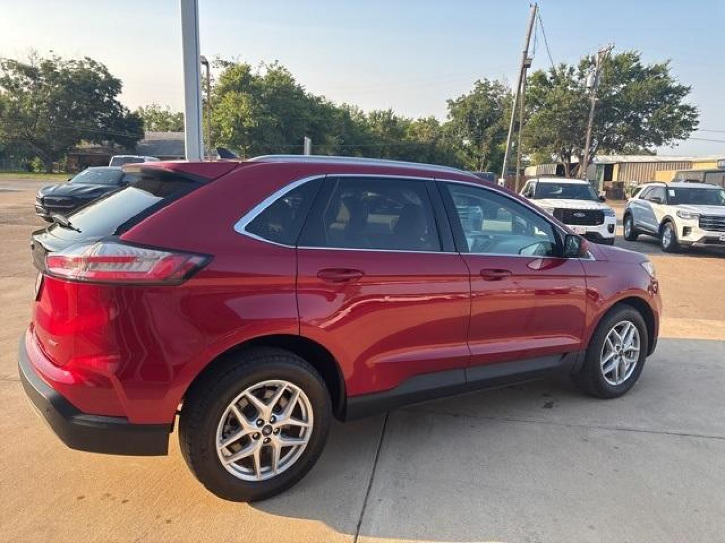 2022 Rapid Red Metallic Tinted Clearcoat /Dune Ford Edge SEL (2FMPK4J99NB) with an EcoBoost 2.0L I4 GTDi DOHC Turbocharged VCT engine, Automatic transmission, located at 1105 E Mulberry, Kaufman, TX, 75142, (972) 962-2151, 32.589550, -96.300926 - Rapid Red Metallic Tinted Clearcoat 2022 Ford Edge 4D Sport Utility SEL AWD 8-Speed Automatic EcoBoost 2.0L I4 GTDi DOHC Turbocharged VCT AWD.<br><br><br>Recent Arrival! Odometer is 20452 miles below market average! 21/28 City/Highway MPG<br><br><br>Please call Paul Murrey Ford Inc. In Kaufman Texas - Photo#4