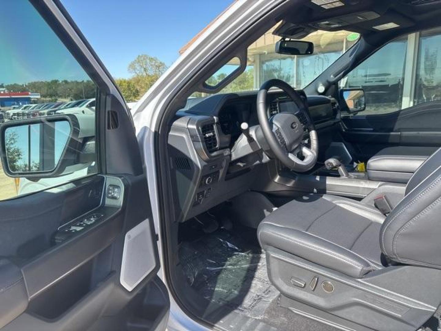 2025 White Metallic /Black Ford F-150 Lariat (1FTFW5L51SF) with an 5.0L V8 engine, Automatic transmission, located at 1105 E Mulberry, Kaufman, TX, 75142, (972) 962-2151, 32.589550, -96.300926 - $5,927 off MSRP!<br><br>4WD.<br>Space White Metallic 2025 Ford F-150 4D SuperCrew Lariat 4WD 10-Speed Automatic 5.0L V8 17/22 City/Highway MPG Price includes: $500 - Retail Bonus Cash. Exp. 01/05/2026 - Photo#8