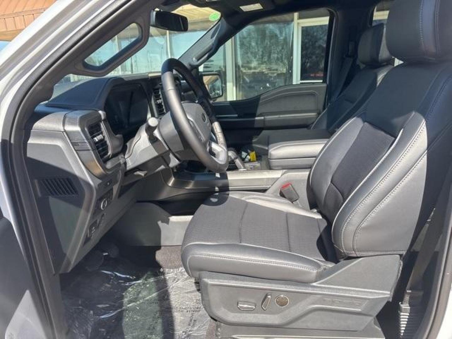 2025 White Metallic /Black Ford F-150 Lariat (1FTFW5L51SF) with an 5.0L V8 engine, Automatic transmission, located at 1105 E Mulberry, Kaufman, TX, 75142, (972) 962-2151, 32.589550, -96.300926 - $5,927 off MSRP!<br><br>4WD.<br>Space White Metallic 2025 Ford F-150 4D SuperCrew Lariat 4WD 10-Speed Automatic 5.0L V8 17/22 City/Highway MPG Price includes: $500 - Retail Bonus Cash. Exp. 01/05/2026 - Photo#9