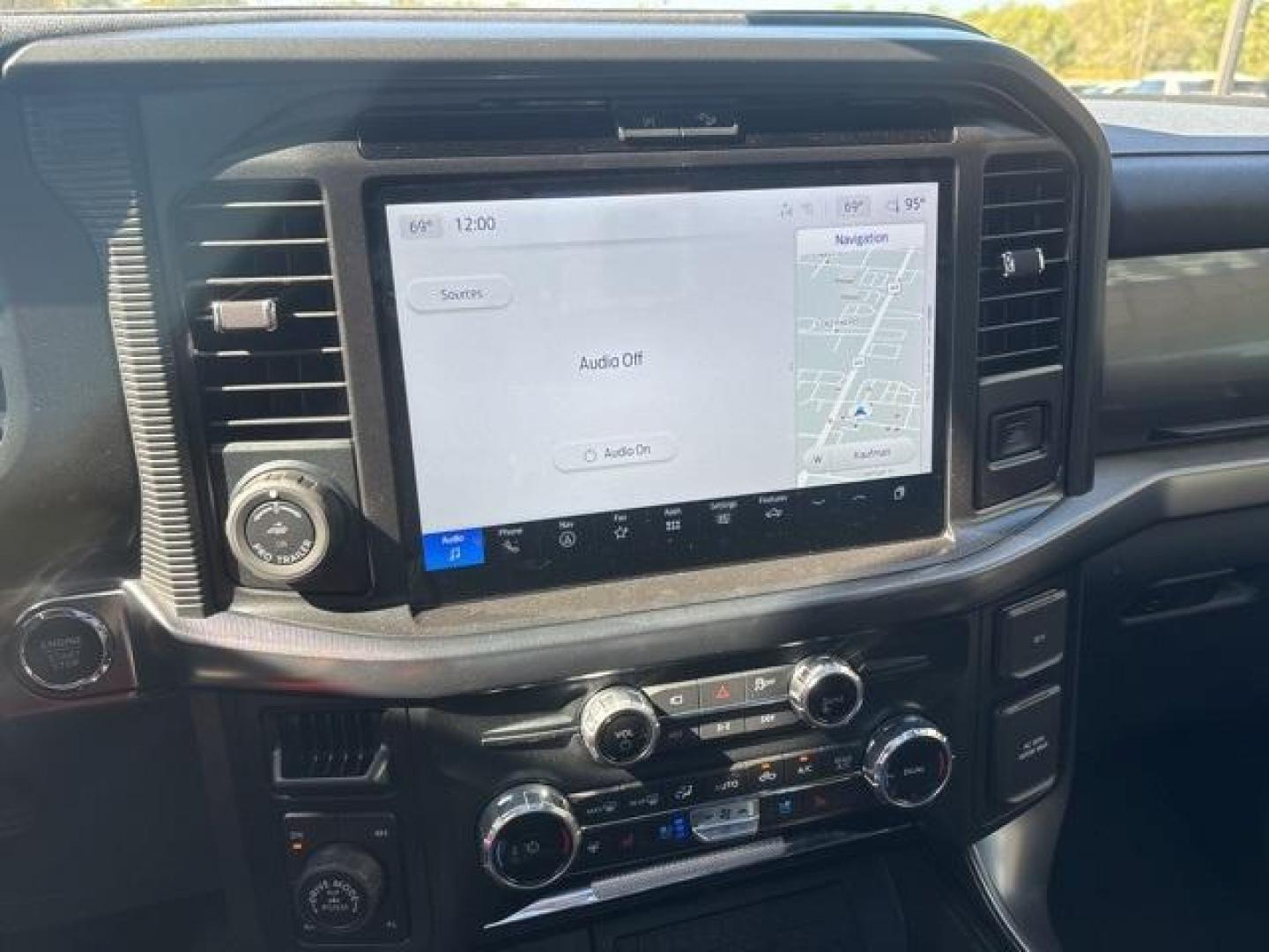 2025 White Metallic /Black Ford F-150 Lariat (1FTFW5L51SF) with an 5.0L V8 engine, Automatic transmission, located at 1105 E Mulberry, Kaufman, TX, 75142, (972) 962-2151, 32.589550, -96.300926 - $5,927 off MSRP!<br><br>4WD.<br>Space White Metallic 2025 Ford F-150 4D SuperCrew Lariat 4WD 10-Speed Automatic 5.0L V8 17/22 City/Highway MPG Price includes: $500 - Retail Bonus Cash. Exp. 01/05/2026 - Photo#19