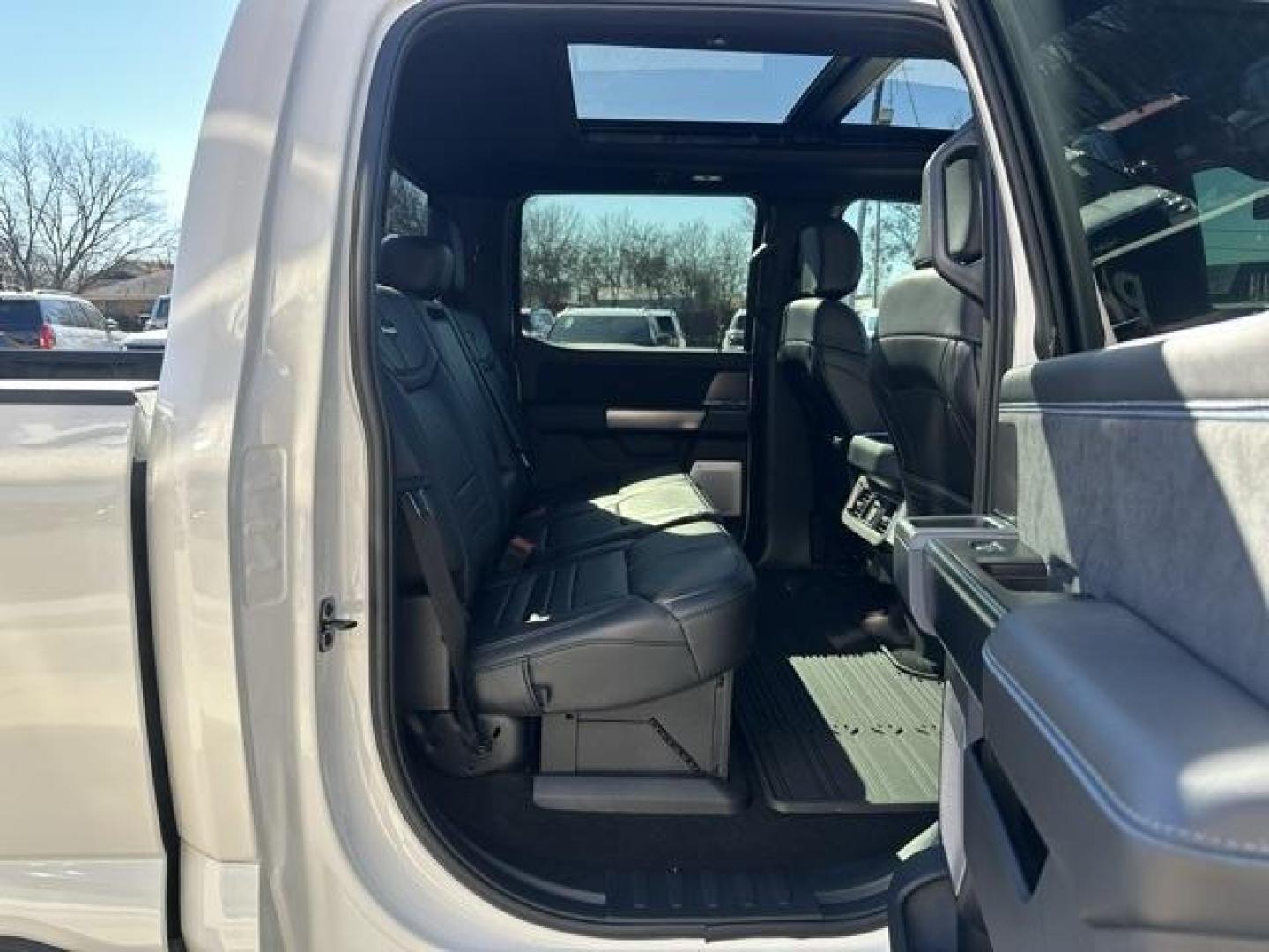 2026 White Metallic /Black Onyx/Platinum Blue Ford F-250SD Platinum (1FT8W2BM1TE) with an 6.7L High Output Power Stroke V8 Diesel engine, Automatic transmission, located at 1105 E Mulberry, Kaufman, TX, 75142, (972) 962-2151, 32.589550, -96.300926 - White Metallic 2026 Ford F-250SD 4D Crew Cab Platinum 4WD 10-Speed Automatic 6.7L High Output Power Stroke V8 Diesel 4WD.<br><br><br>Recent Arrival!<br><br><br>Please call Paul Murrey Ford Inc. In Kaufman Texas A Family Dealership Since 1952 Serving the Dallas Fort Worth and East Texas areas for ove - Photo#21