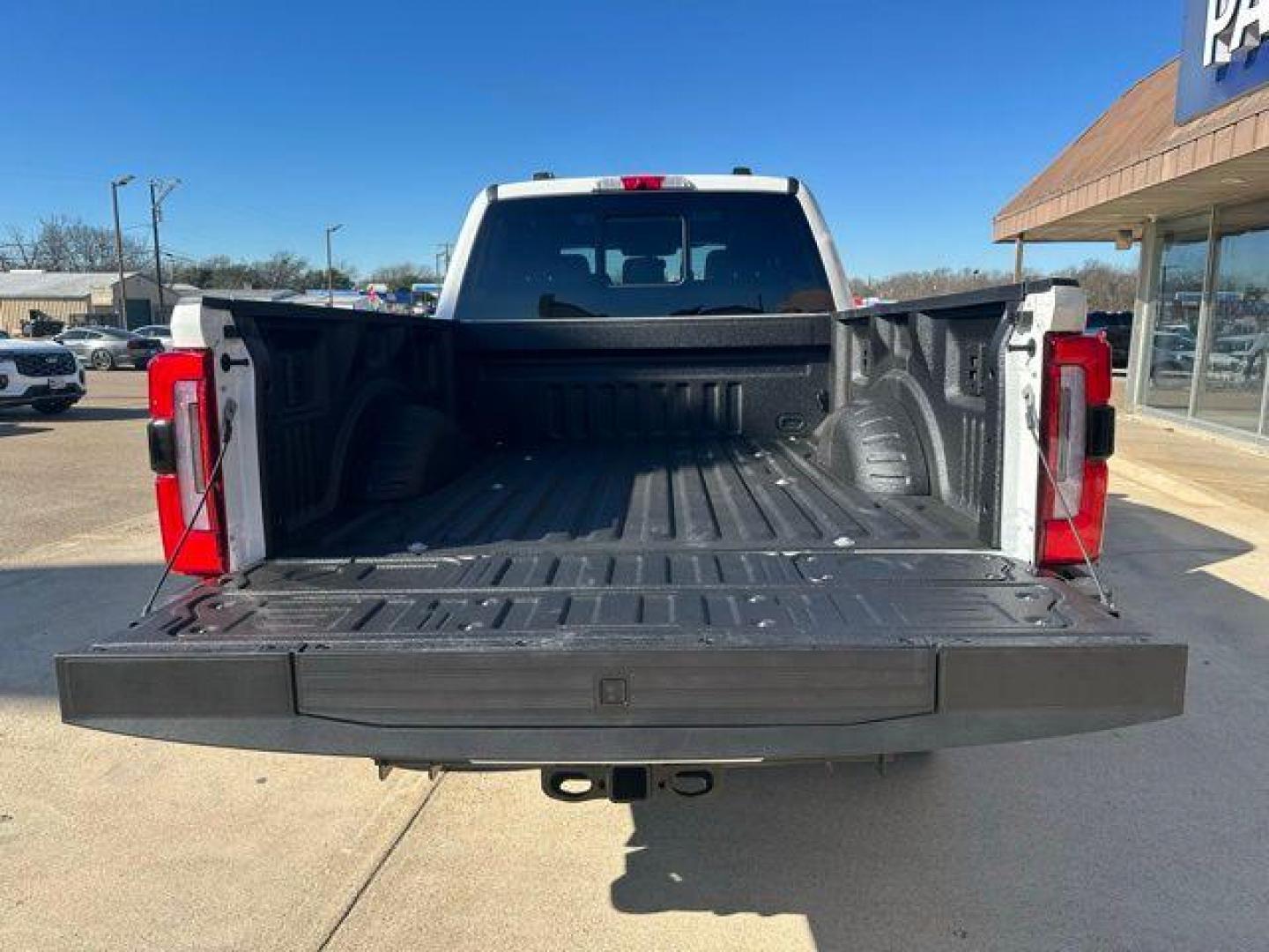 2026 White Metallic /Black Onyx/Platinum Blue Ford F-250SD Platinum (1FT8W2BM1TE) with an 6.7L High Output Power Stroke V8 Diesel engine, Automatic transmission, located at 1105 E Mulberry, Kaufman, TX, 75142, (972) 962-2151, 32.589550, -96.300926 - White Metallic 2026 Ford F-250SD 4D Crew Cab Platinum 4WD 10-Speed Automatic 6.7L High Output Power Stroke V8 Diesel 4WD.<br><br><br>Odometer is 1124 miles below market average!<br><br><br>Please call Paul Murrey Ford Inc. In Kaufman Texas A Family Dealership Since 1952 Serving the Dallas Fort Worth - Photo#4