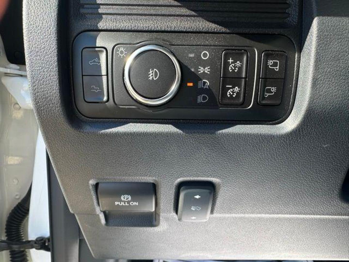 2026 White Metallic /Black Onyx/Platinum Blue Ford F-250SD Platinum (1FT8W2BM1TE) with an 6.7L High Output Power Stroke V8 Diesel engine, Automatic transmission, located at 1105 E Mulberry, Kaufman, TX, 75142, (972) 962-2151, 32.589550, -96.300926 - White Metallic 2026 Ford F-250SD 4D Crew Cab Platinum 4WD 10-Speed Automatic 6.7L High Output Power Stroke V8 Diesel 4WD.<br><br><br>Odometer is 1124 miles below market average!<br><br><br>Please call Paul Murrey Ford Inc. In Kaufman Texas A Family Dealership Since 1952 Serving the Dallas Fort Worth - Photo#15