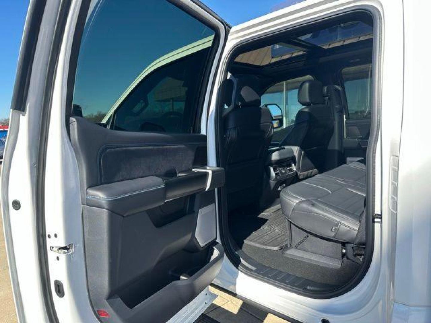 2026 White Metallic /Black Onyx/Platinum Blue Ford F-250SD Platinum (1FT8W2BM1TE) with an 6.7L High Output Power Stroke V8 Diesel engine, Automatic transmission, located at 1105 E Mulberry, Kaufman, TX, 75142, (972) 962-2151, 32.589550, -96.300926 - White Metallic 2026 Ford F-250SD 4D Crew Cab Platinum 4WD 10-Speed Automatic 6.7L High Output Power Stroke V8 Diesel 4WD.<br><br><br>Odometer is 1124 miles below market average!<br><br><br>Please call Paul Murrey Ford Inc. In Kaufman Texas A Family Dealership Since 1952 Serving the Dallas Fort Worth - Photo#16