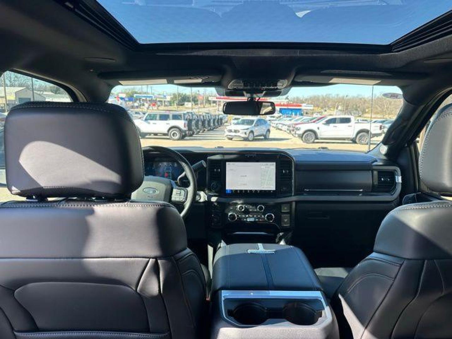 2026 White Metallic /Black Onyx/Platinum Blue Ford F-250SD Platinum (1FT8W2BM1TE) with an 6.7L High Output Power Stroke V8 Diesel engine, Automatic transmission, located at 1105 E Mulberry, Kaufman, TX, 75142, (972) 962-2151, 32.589550, -96.300926 - White Metallic 2026 Ford F-250SD 4D Crew Cab Platinum 4WD 10-Speed Automatic 6.7L High Output Power Stroke V8 Diesel 4WD.<br><br><br>Odometer is 1124 miles below market average!<br><br><br>Please call Paul Murrey Ford Inc. In Kaufman Texas A Family Dealership Since 1952 Serving the Dallas Fort Worth - Photo#18