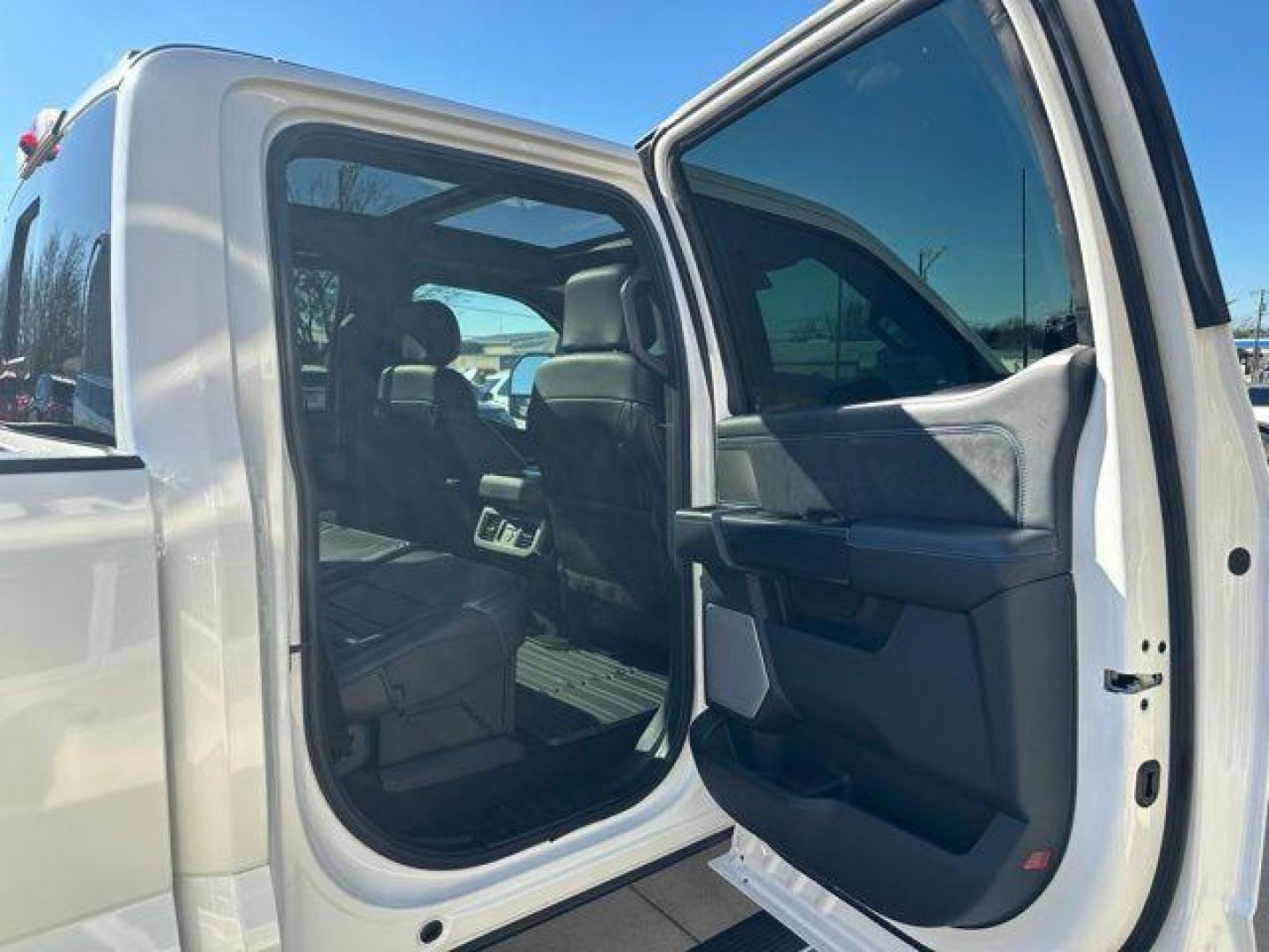 2026 White Metallic /Black Onyx/Platinum Blue Ford F-250SD Platinum (1FT8W2BM1TE) with an 6.7L High Output Power Stroke V8 Diesel engine, Automatic transmission, located at 1105 E Mulberry, Kaufman, TX, 75142, (972) 962-2151, 32.589550, -96.300926 - White Metallic 2026 Ford F-250SD 4D Crew Cab Platinum 4WD 10-Speed Automatic 6.7L High Output Power Stroke V8 Diesel 4WD.<br><br><br>Odometer is 1124 miles below market average!<br><br><br>Please call Paul Murrey Ford Inc. In Kaufman Texas A Family Dealership Since 1952 Serving the Dallas Fort Worth - Photo#20