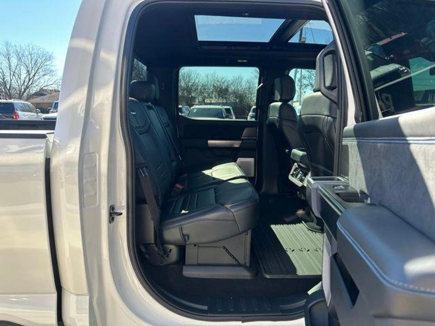 2026 White Metallic /Black Onyx/Platinum Blue Ford F-250SD Platinum (1FT8W2BM1TE) with an 6.7L High Output Power Stroke V8 Diesel engine, Automatic transmission, located at 1105 E Mulberry, Kaufman, TX, 75142, (972) 962-2151, 32.589550, -96.300926 - White Metallic 2026 Ford F-250SD 4D Crew Cab Platinum 4WD 10-Speed Automatic 6.7L High Output Power Stroke V8 Diesel 4WD.<br><br><br>Odometer is 1124 miles below market average!<br><br><br>Please call Paul Murrey Ford Inc. In Kaufman Texas A Family Dealership Since 1952 Serving the Dallas Fort Worth - Photo#21