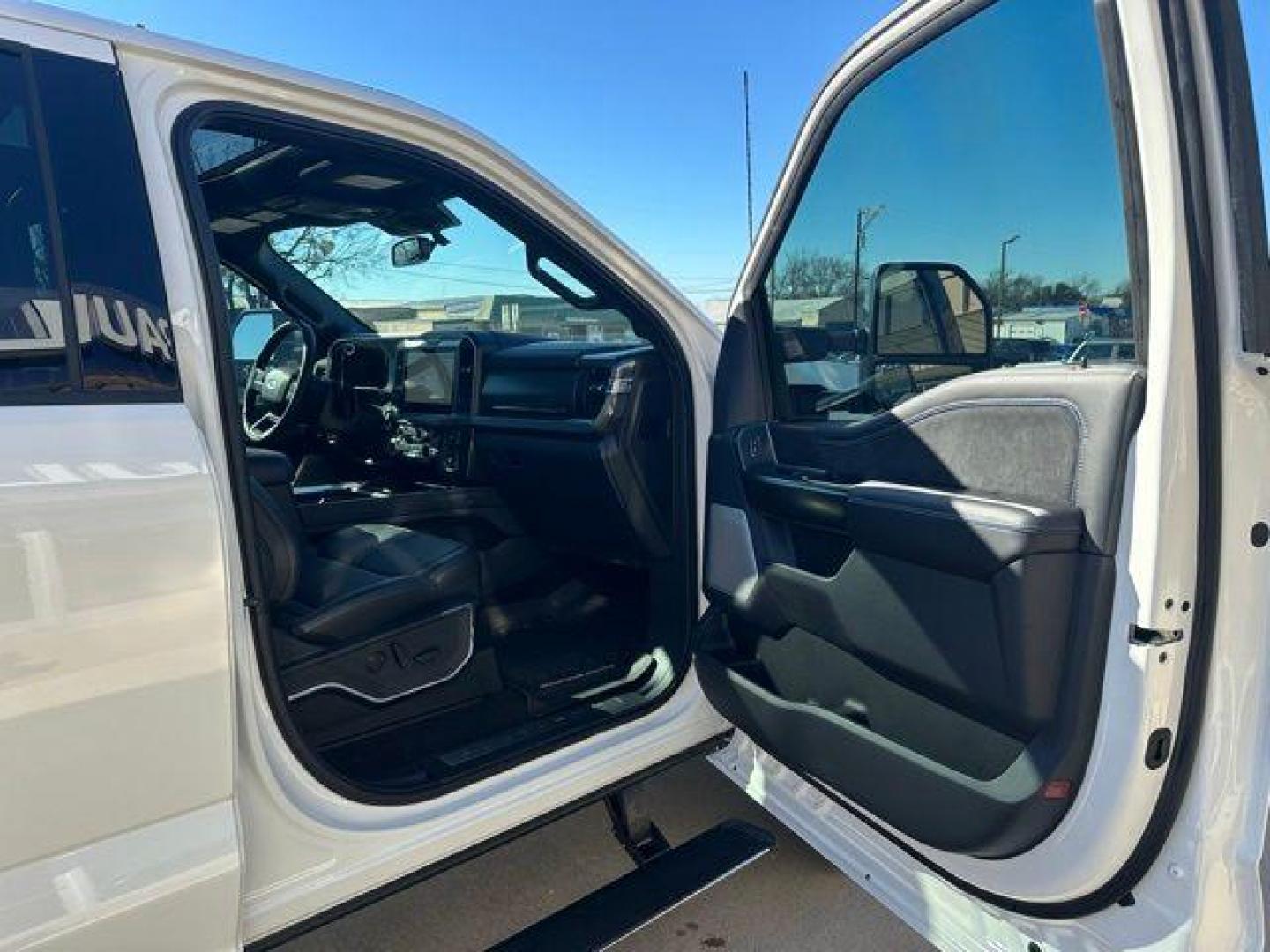 2026 White Metallic /Black Onyx/Platinum Blue Ford F-250SD Platinum (1FT8W2BM1TE) with an 6.7L High Output Power Stroke V8 Diesel engine, Automatic transmission, located at 1105 E Mulberry, Kaufman, TX, 75142, (972) 962-2151, 32.589550, -96.300926 - White Metallic 2026 Ford F-250SD 4D Crew Cab Platinum 4WD 10-Speed Automatic 6.7L High Output Power Stroke V8 Diesel 4WD.<br><br><br>Odometer is 1124 miles below market average!<br><br><br>Please call Paul Murrey Ford Inc. In Kaufman Texas A Family Dealership Since 1952 Serving the Dallas Fort Worth - Photo#22