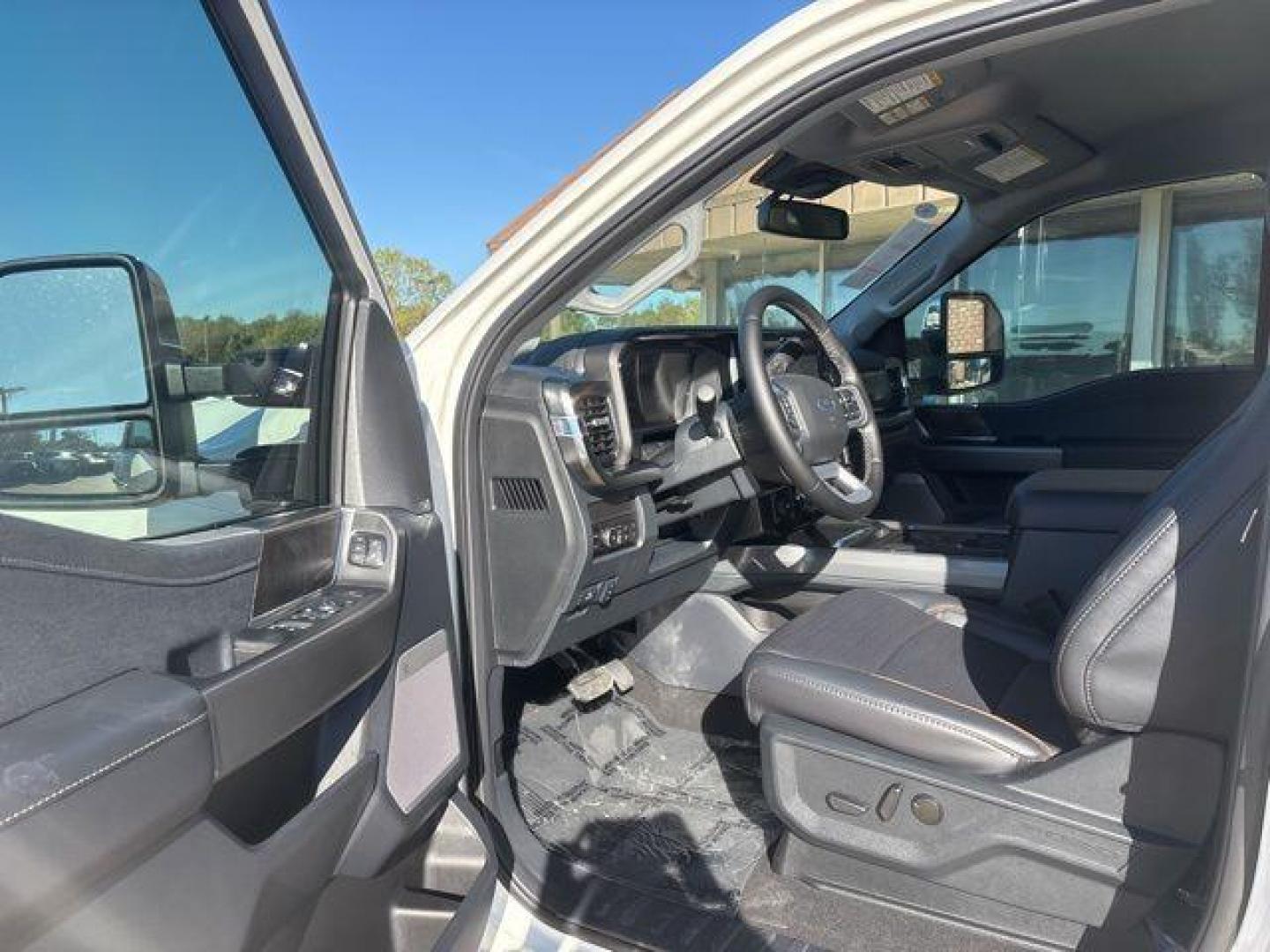 2026 White Metallic /Black Onyx Ford F-250SD Lariat (1FT8W2BTXTE) with an Power Stroke 6.7L V8 DI 32V OHV Turbodiesel engine, Automatic transmission, located at 1105 E Mulberry, Kaufman, TX, 75142, (972) 962-2151, 32.589550, -96.300926 - $4,291 off MSRP!<br><br>4WD.<br>Star White Metallic Tri-Coat 2026 Ford F-250SD 4D Crew Cab Lariat 4WD 10-Speed Automatic Power Stroke 6.7L V8 DI 32V OHV Turbodiesel - Photo#9