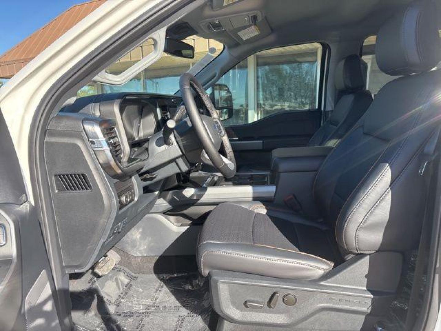 2026 White Metallic /Black Onyx Ford F-250SD Lariat (1FT8W2BTXTE) with an Power Stroke 6.7L V8 DI 32V OHV Turbodiesel engine, Automatic transmission, located at 1105 E Mulberry, Kaufman, TX, 75142, (972) 962-2151, 32.589550, -96.300926 - $4,291 off MSRP!<br><br>4WD.<br>Star White Metallic Tri-Coat 2026 Ford F-250SD 4D Crew Cab Lariat 4WD 10-Speed Automatic Power Stroke 6.7L V8 DI 32V OHV Turbodiesel - Photo#10
